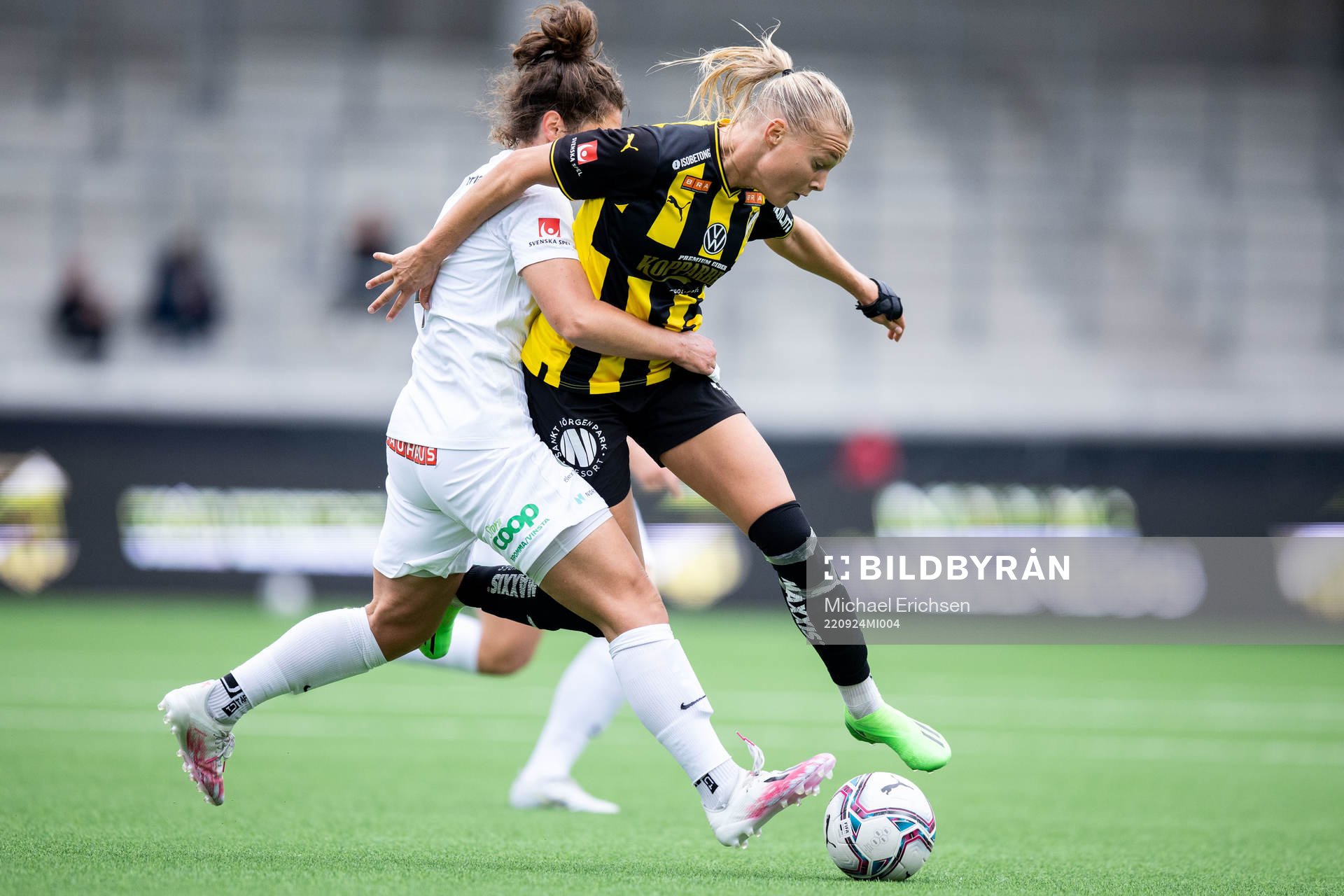 Brommapojkarnas Shannon Woeller och Häckens Stine Larsen