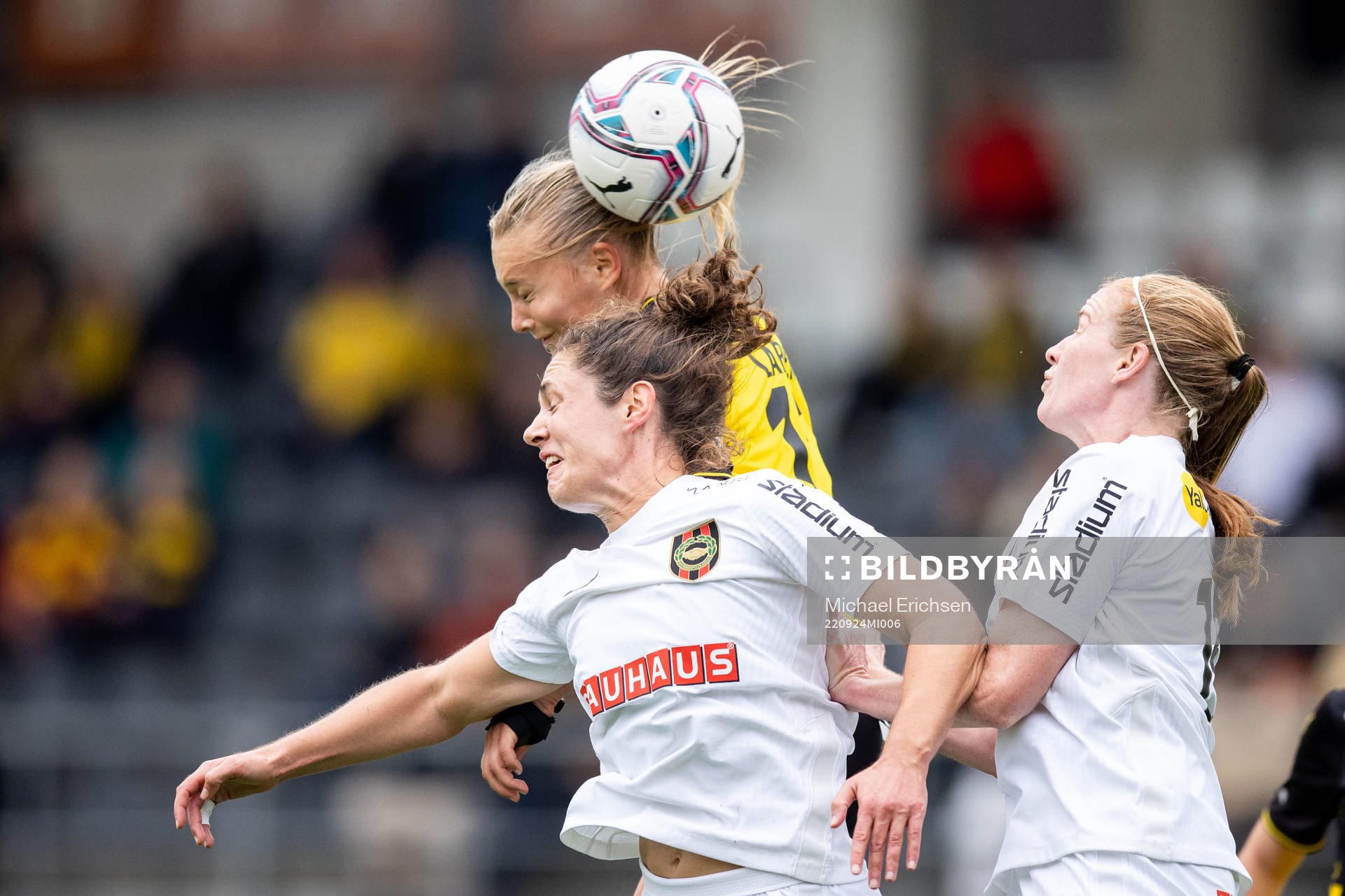 Häckens Stine Larsen och Brommapojkarnas Shannon Woeller och Vaila Barsley under fotbollsmatchen i Damallsvenskan mellan Häcken och Brommapojkarna den 24 september 2022 i Göteborg.