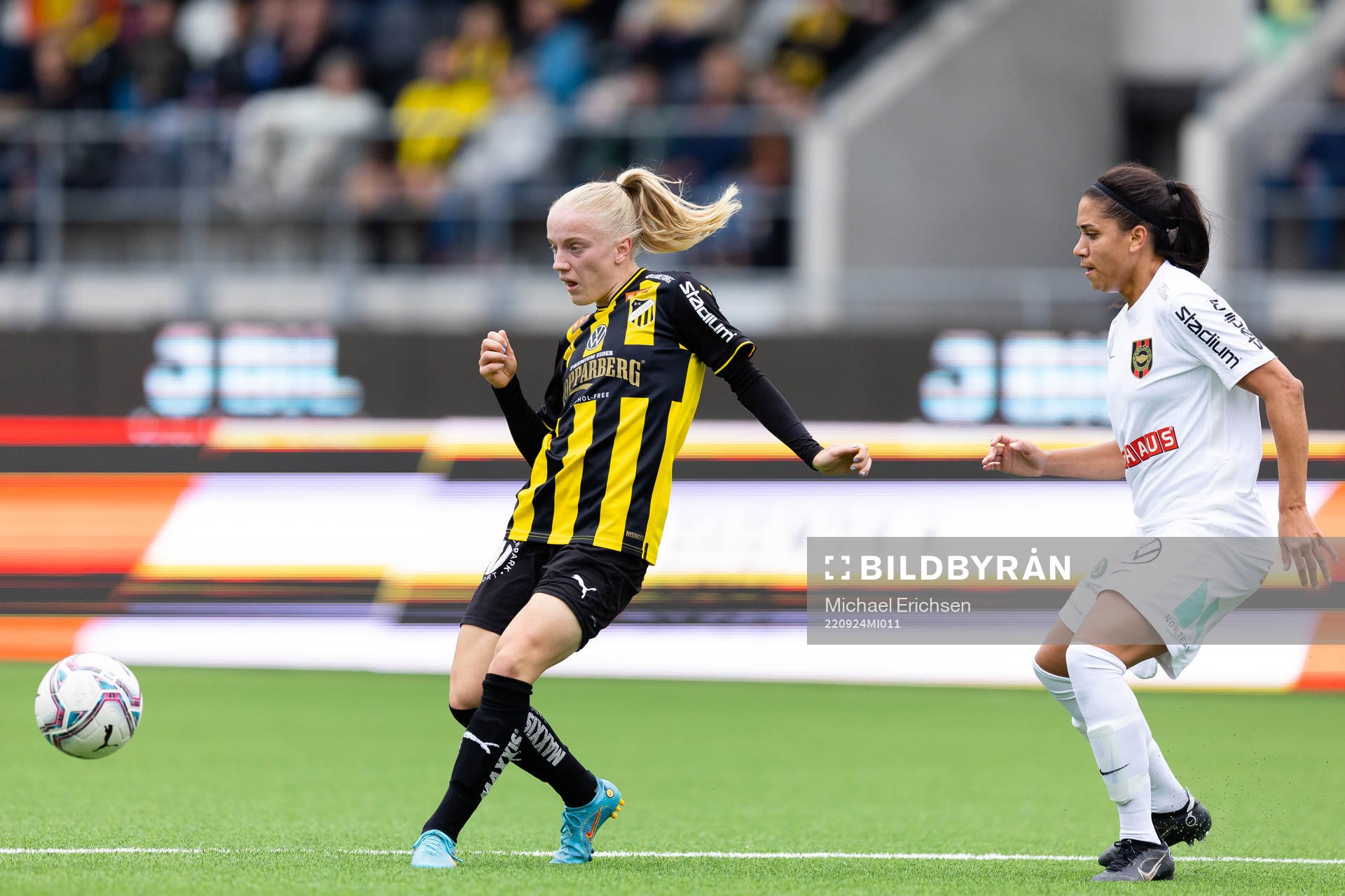 Häckens Anna Sandberg och Brommapojkarnas Tempest-Marie Norlin under fotbollsmatchen i Damallsvenskan mellan Häcken och Brommapojkarna den 24 september 2022 i Göteborg.