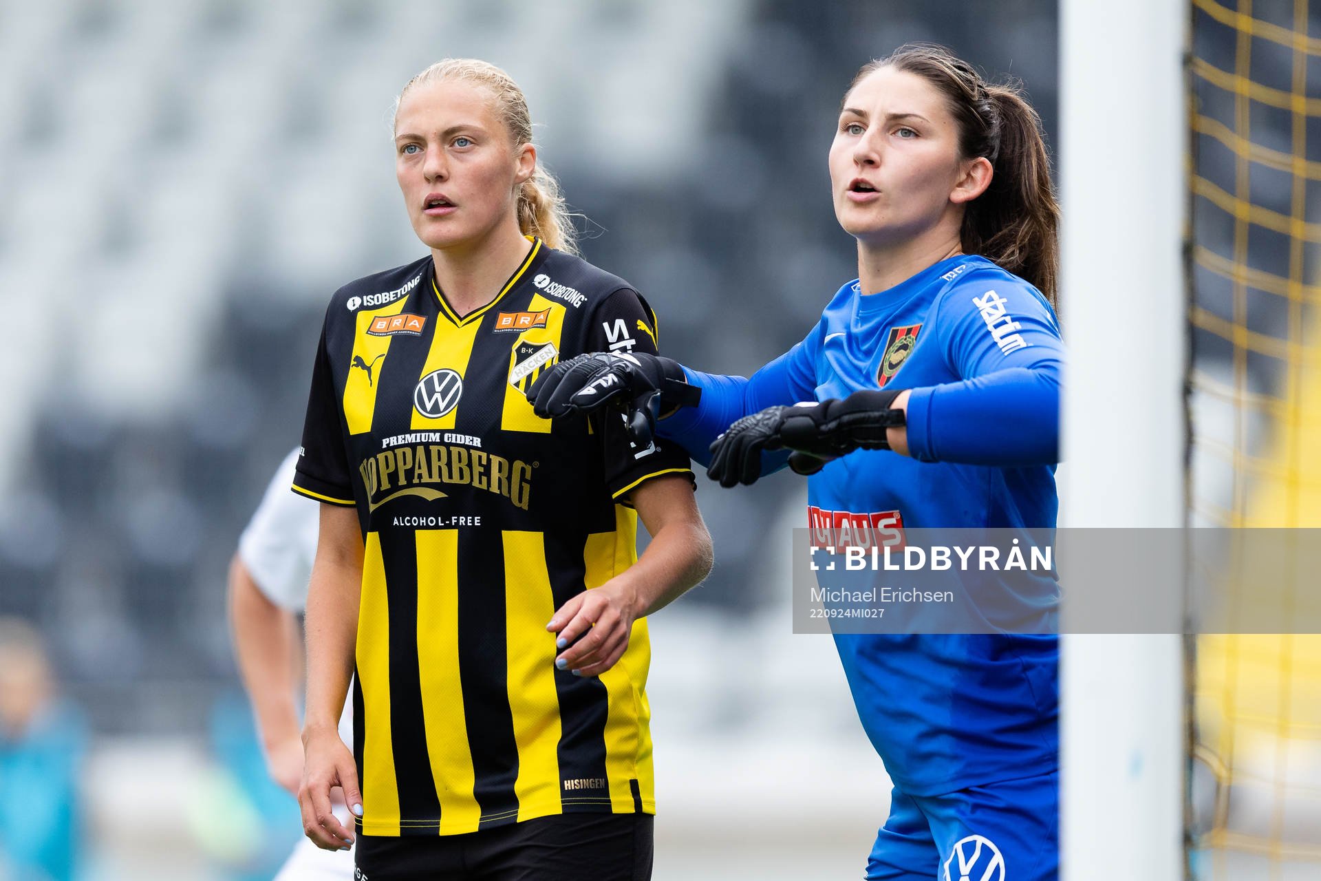 Häckens Elma Junttila Nelhage och Brommapojkarnas målvakt