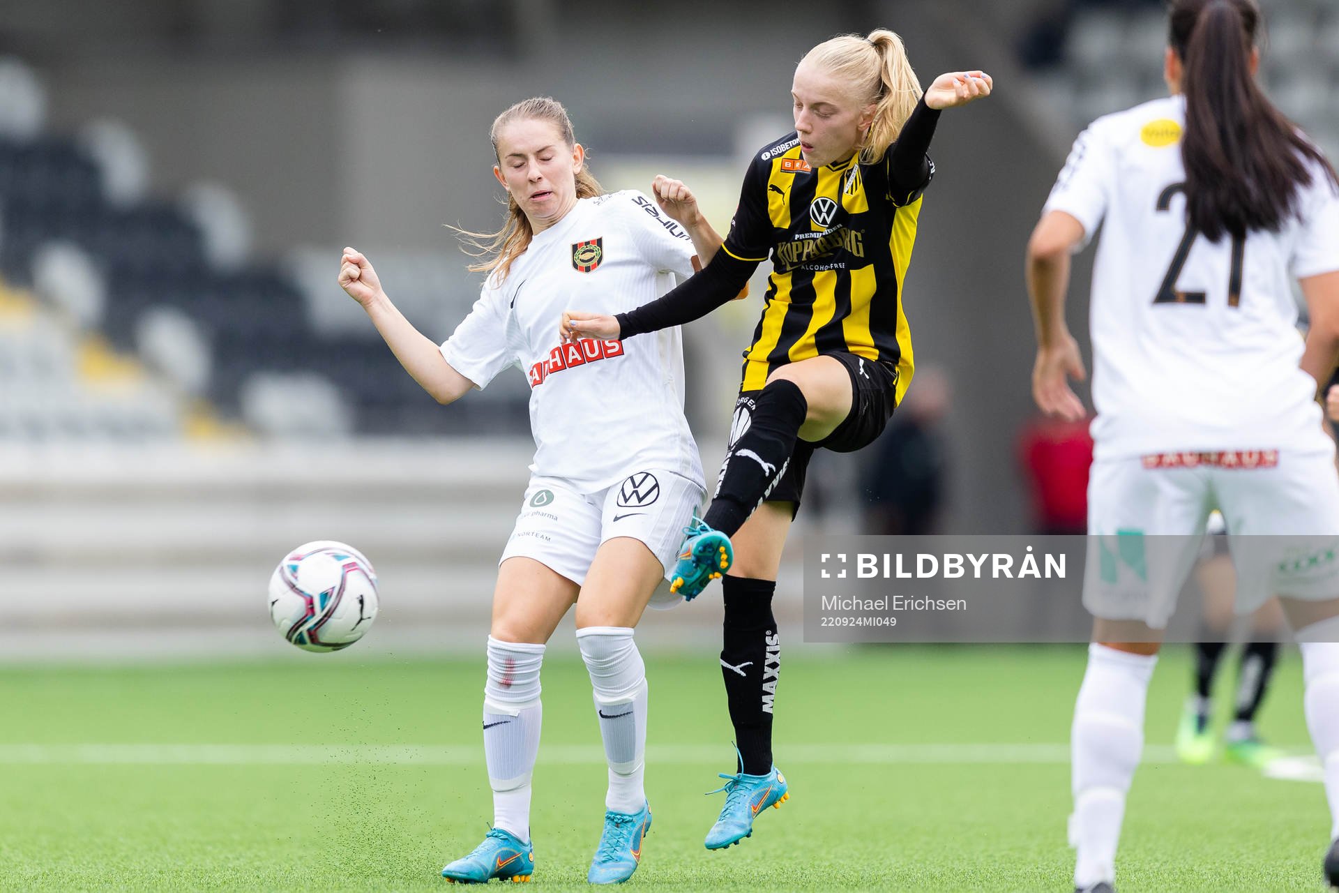 Brommapojkarnas Ida Bengtsson och Häckens Anna Sandberg