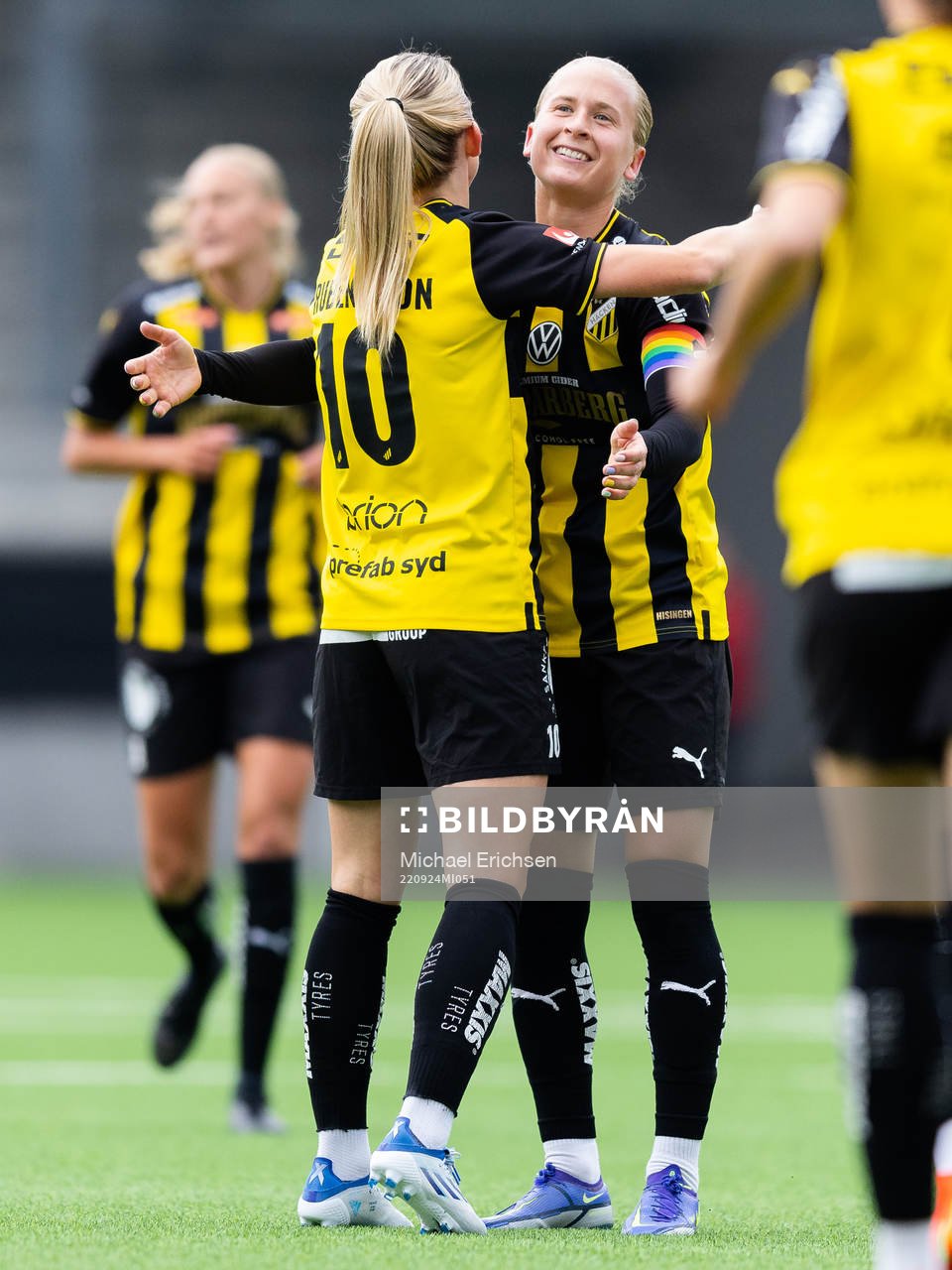 Häckens Elin Rubensson jublar ihop med Filippa Curmark
