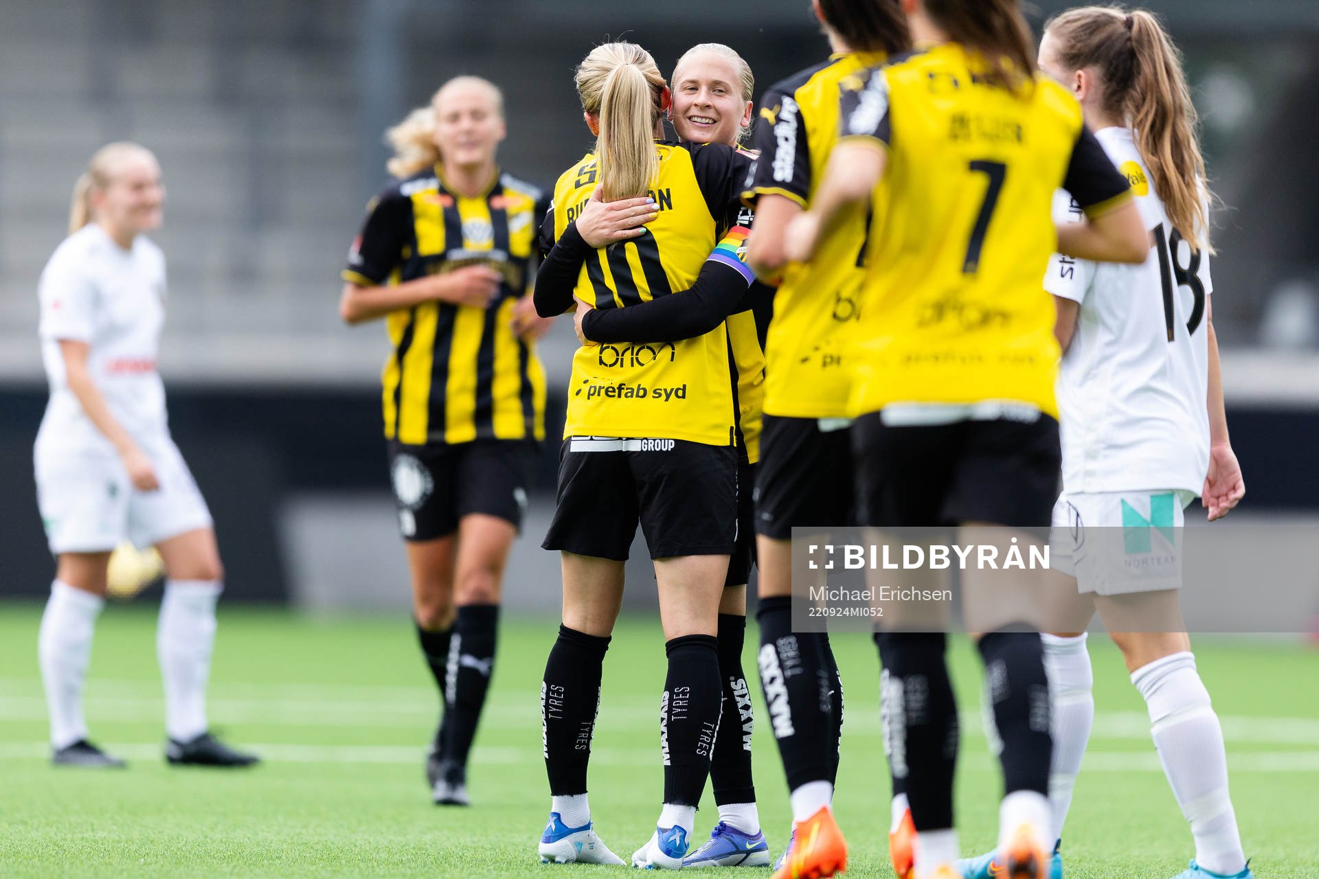 Häckens Elin Rubensson jublar ihop med Filippa Curmark