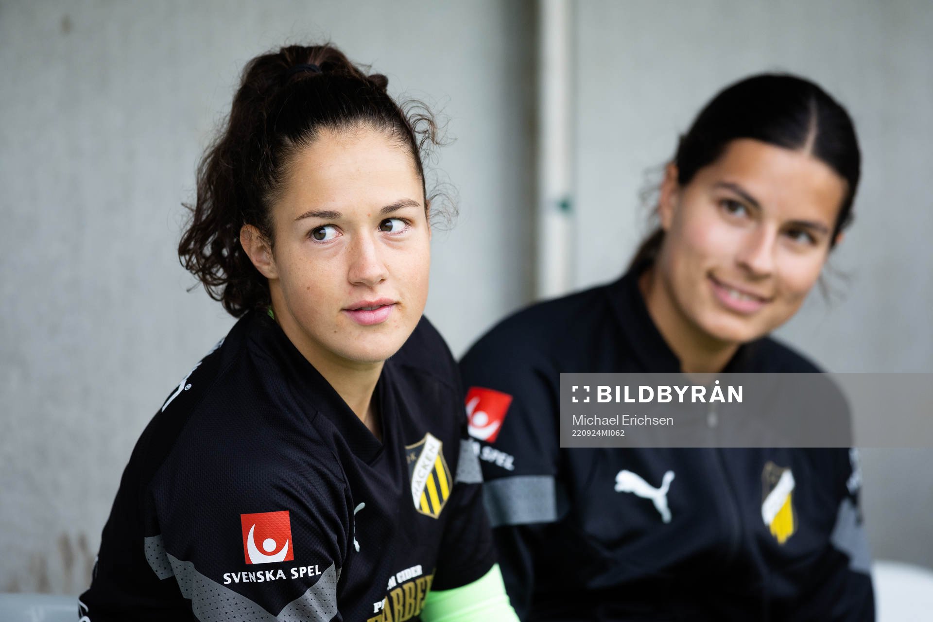 Häckens målvakt Livia Peng och Emily Madril innan