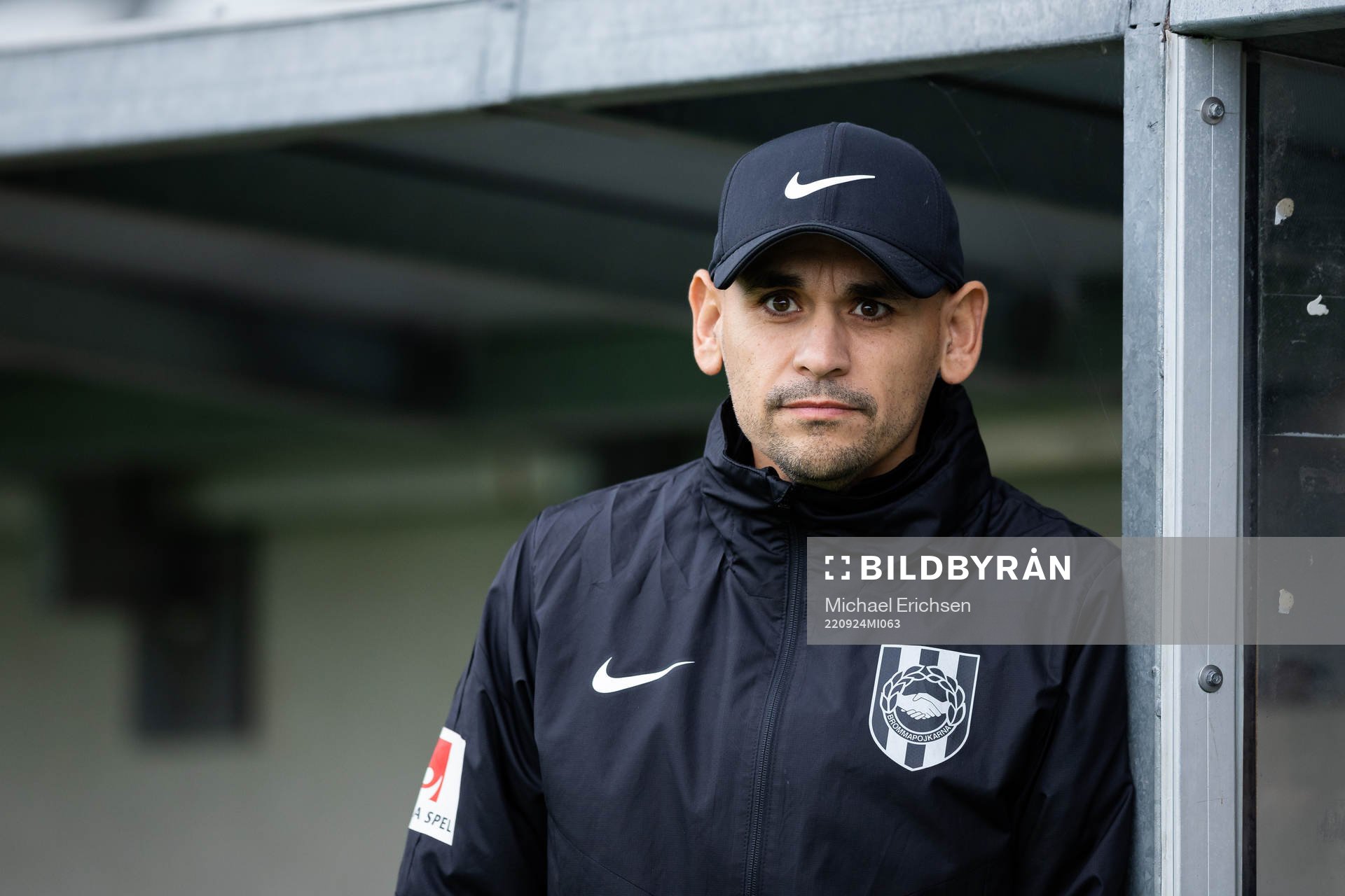 Brommapojkarnas tränare Marcelo Fernandez innan fotbollsmatchen i Damallsvenskan mellan Häcken och Brommapojkarna den 24 september 2022 i Göteborg.