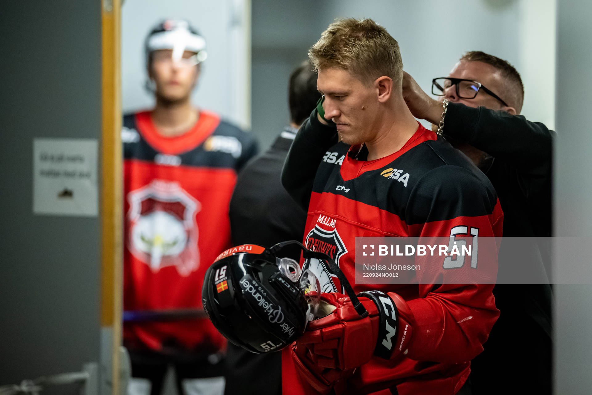 Malmö Redhawkss Emil Sylvegård får hjälp med