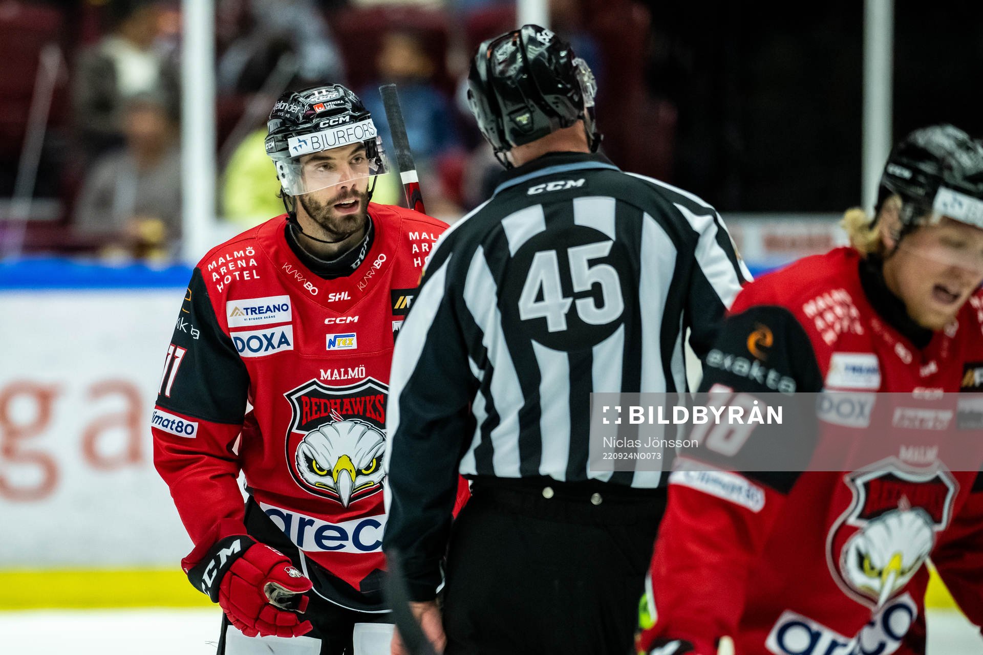 Malmö Redhawkss Markus Lauridsen reagerar på ett domslut