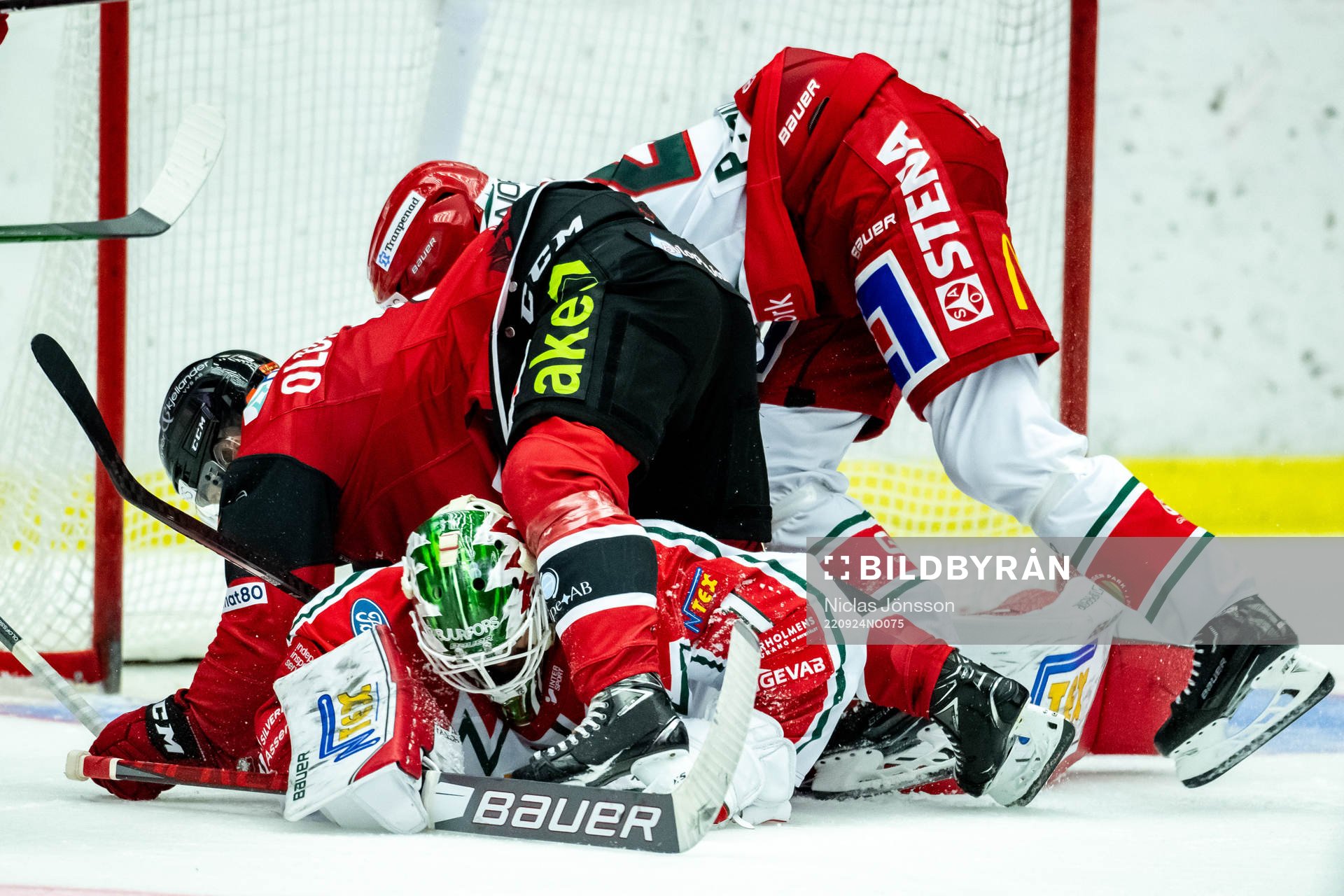 Malmö Redhawkss Johan Olofsson  oroar framför Frölundas