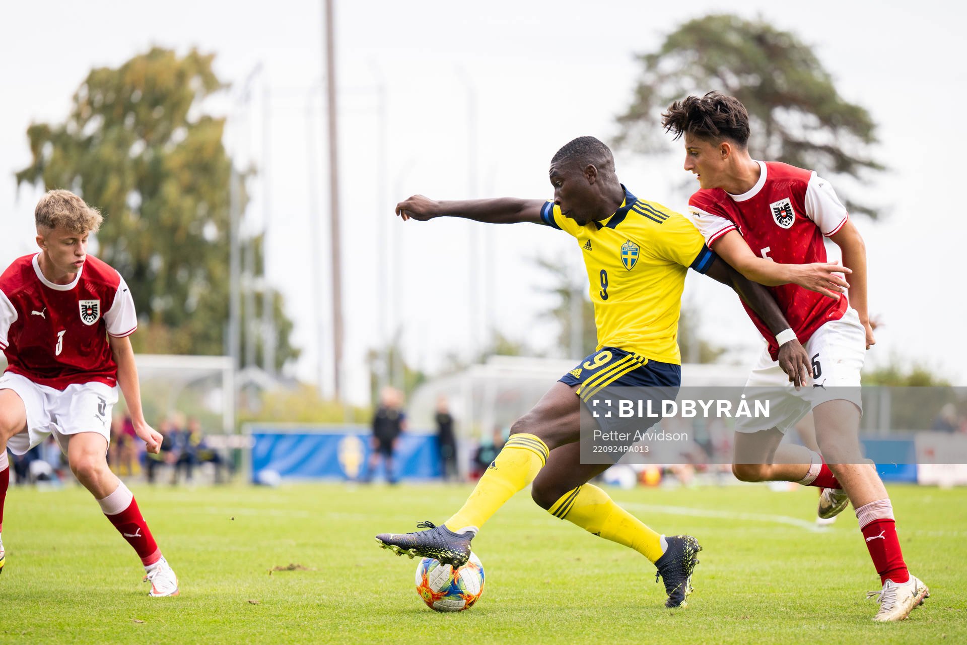 Emmanuel Tannor of Sweden and Alparslan Baran of Austria during the under-17 4-Nations tournament football match between Sweden and Austria on September 24, 2022 in Ystad.