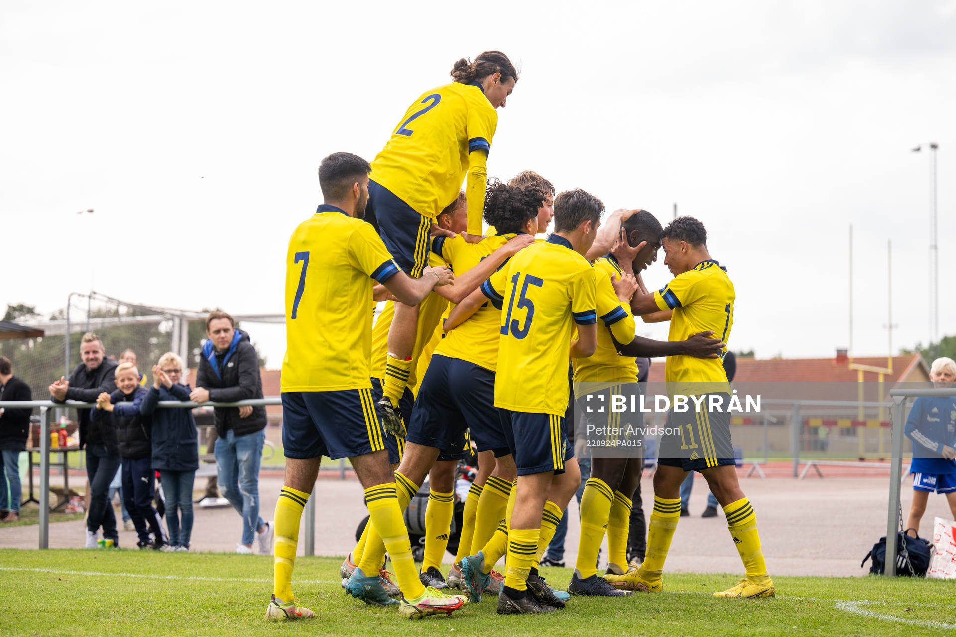 Emmanuel Tannor of Sweden celebrate with teammates