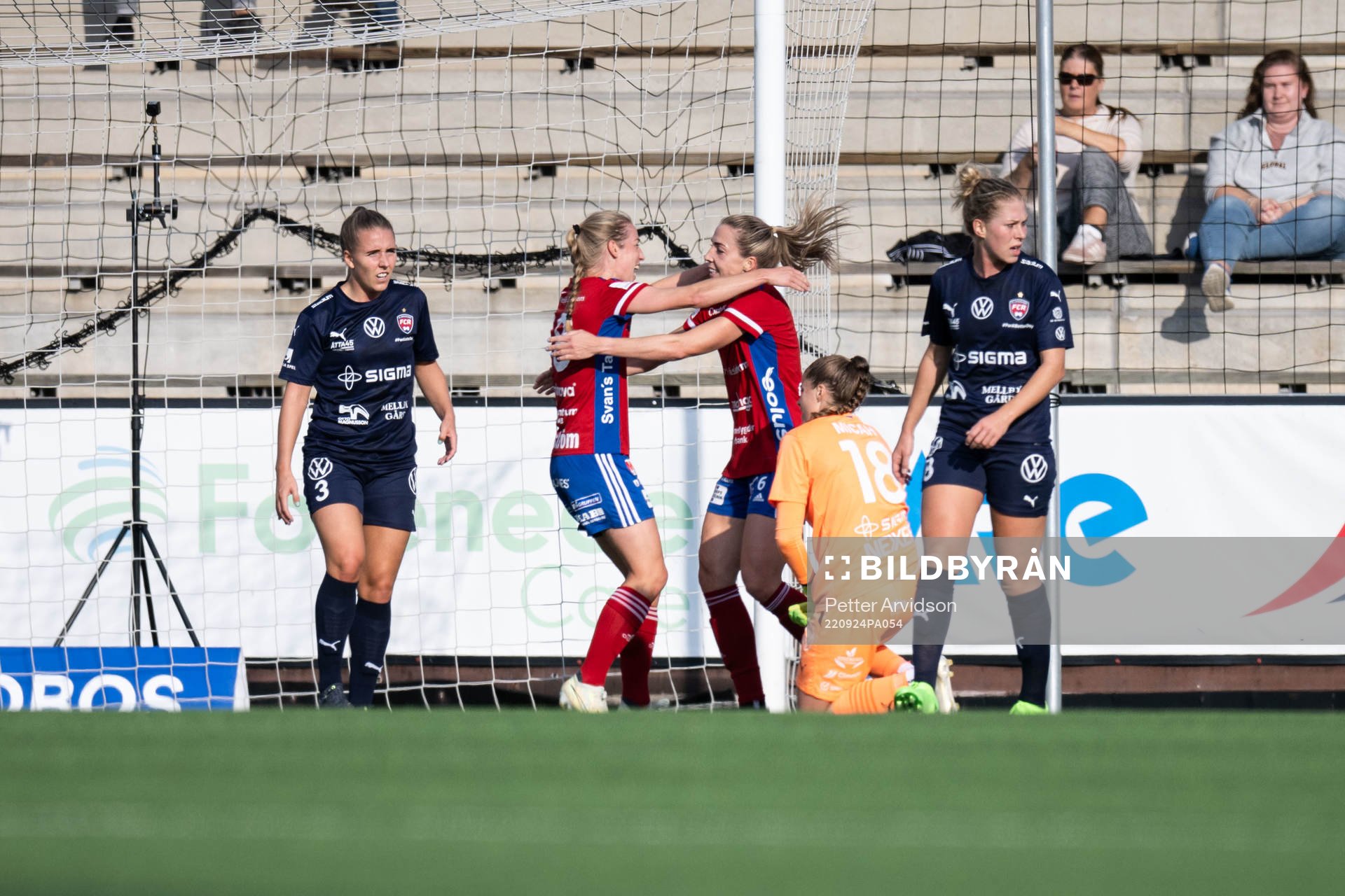 Vittsjös Linda Sällström jublar med Clara Markstedt