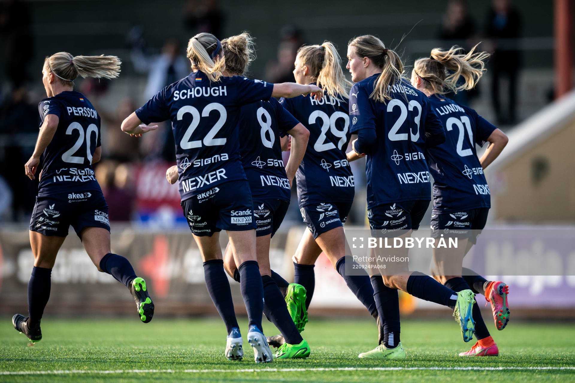 FC Rosengårds Stefanie Sanders jublar med lagkamrater