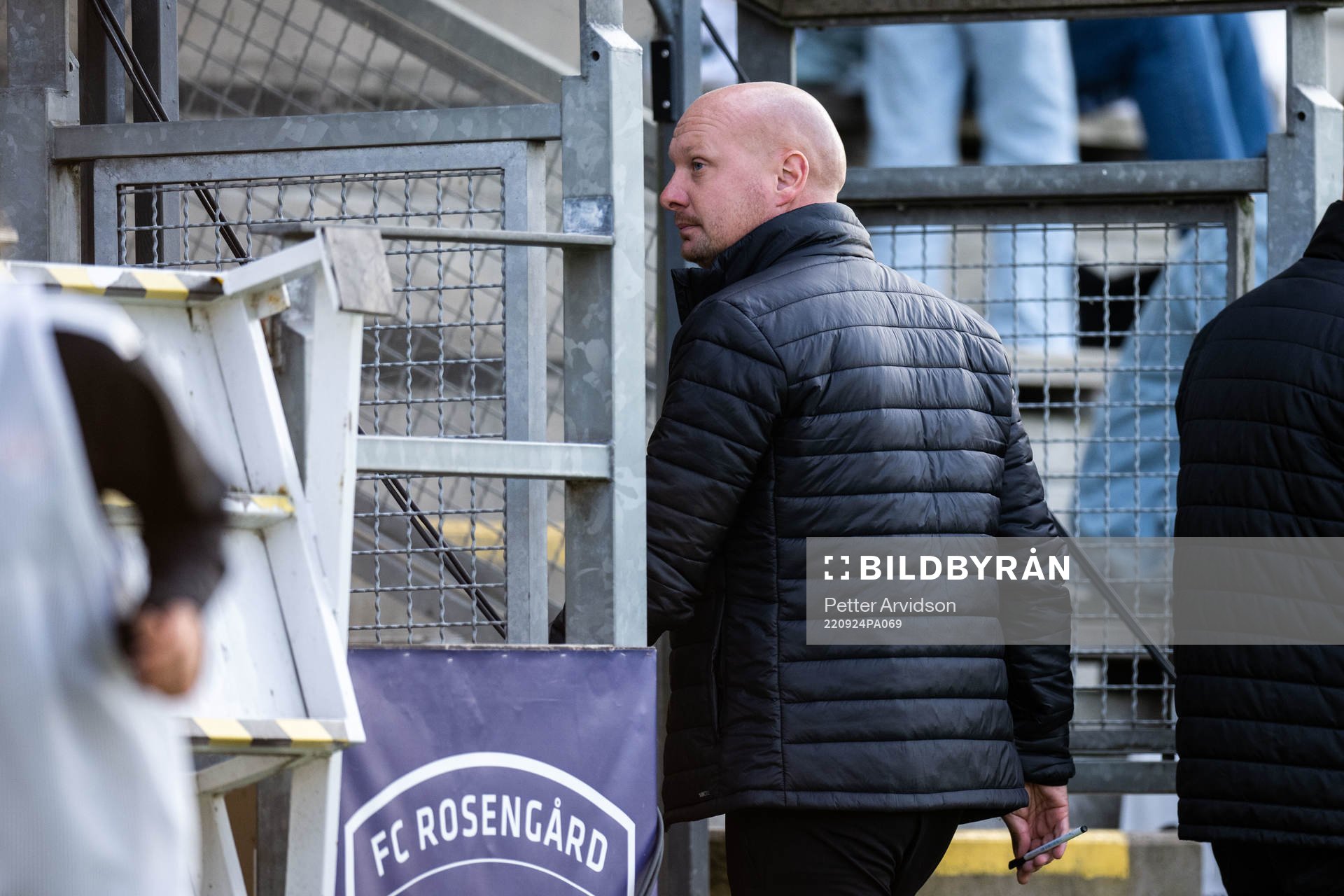 FC Rosengårds assisterande tränare Joel Kjetselberg lämnar planen efter att ha tilldelats rött kort under fotbollsmatchen i Damallsvenskan mellan FC Rosengård och Vittsjö den 24 september 2022 i Malmö.