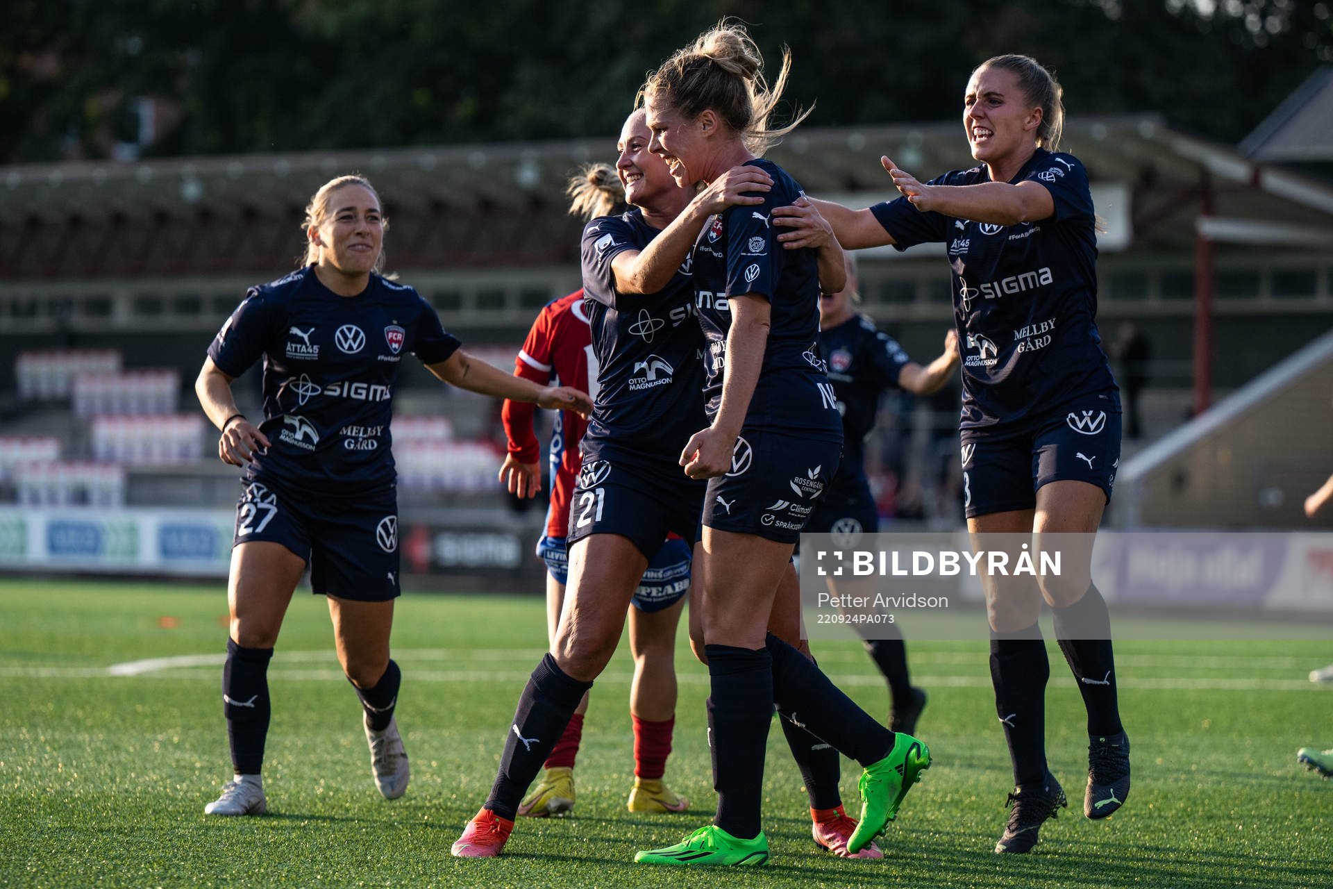 FC Rosengårds Rebecca Knaak jublar med lagkamrater