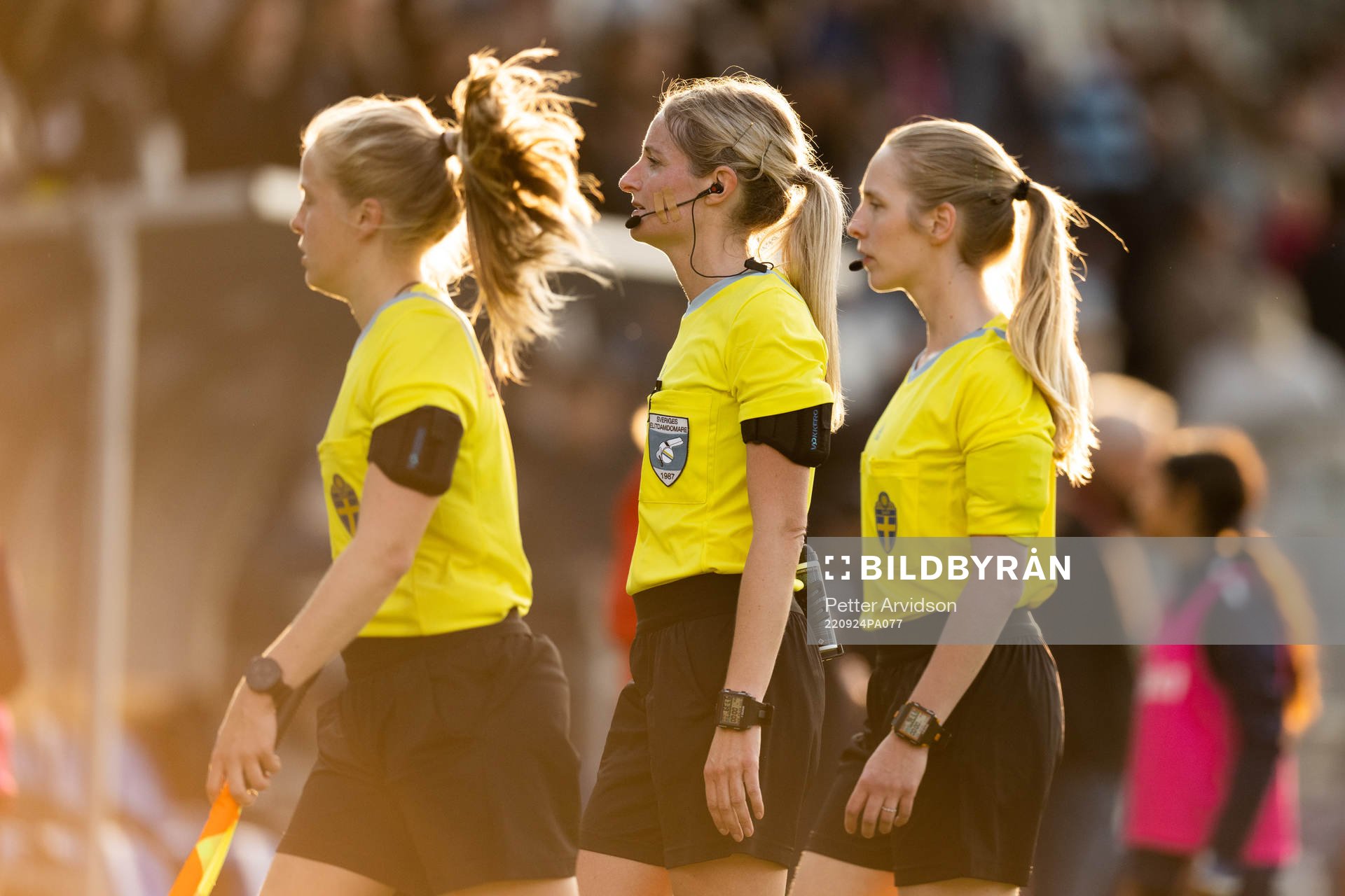 Assisterande domare Josefine Bastås, domare Eva Svärdsudd och assisterande domare Viktoria Månsson efter fotbollsmatchen i Damallsvenskan mellan FC Rosengård och Vittsjö den 24 september 2022 i Malmö.