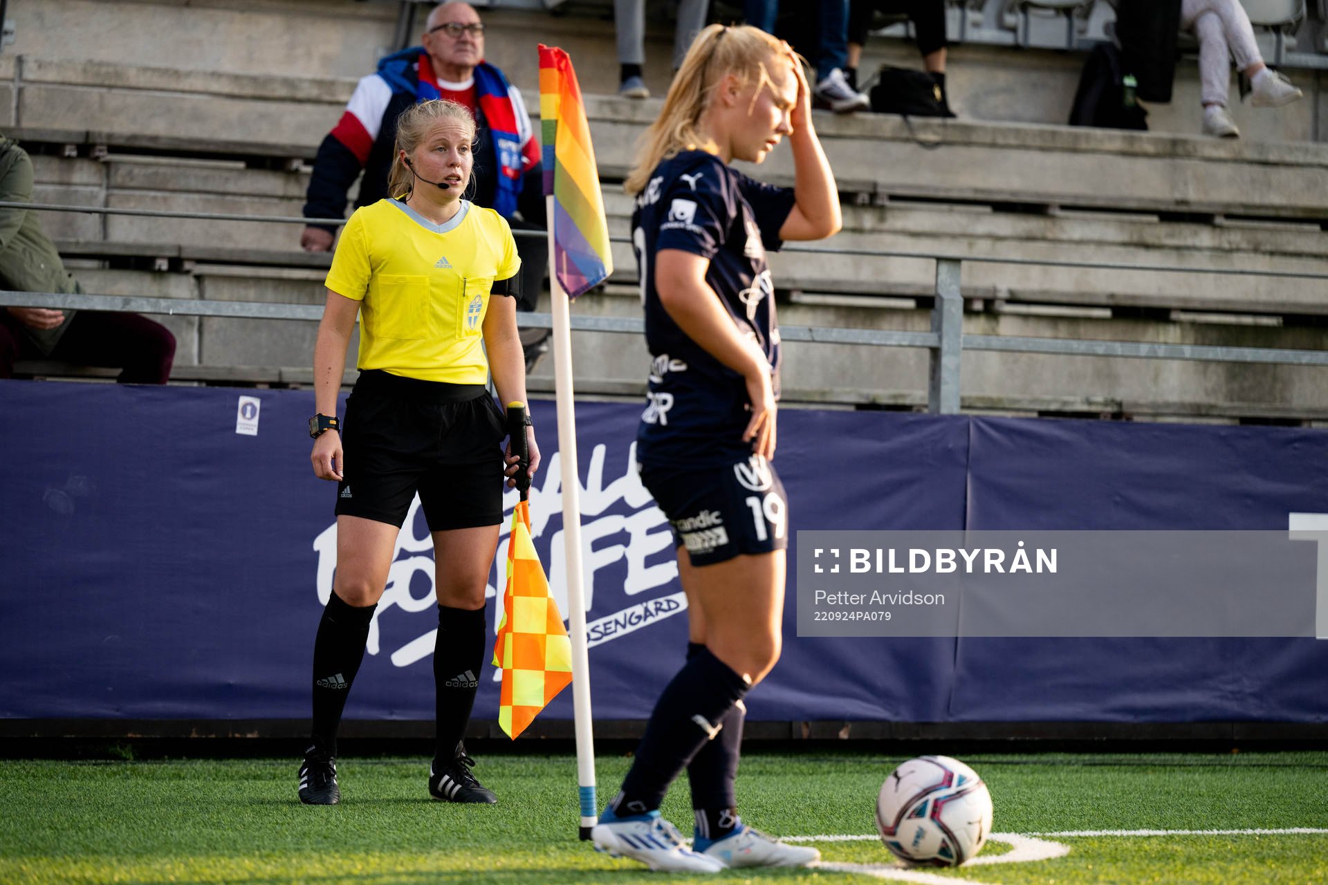 Assisterande domare Josefine Bastås under fotbollsmatchen i Damallsvenskan mellan FC Rosengård och Vittsjö den 24 september 2022 i Malmö.