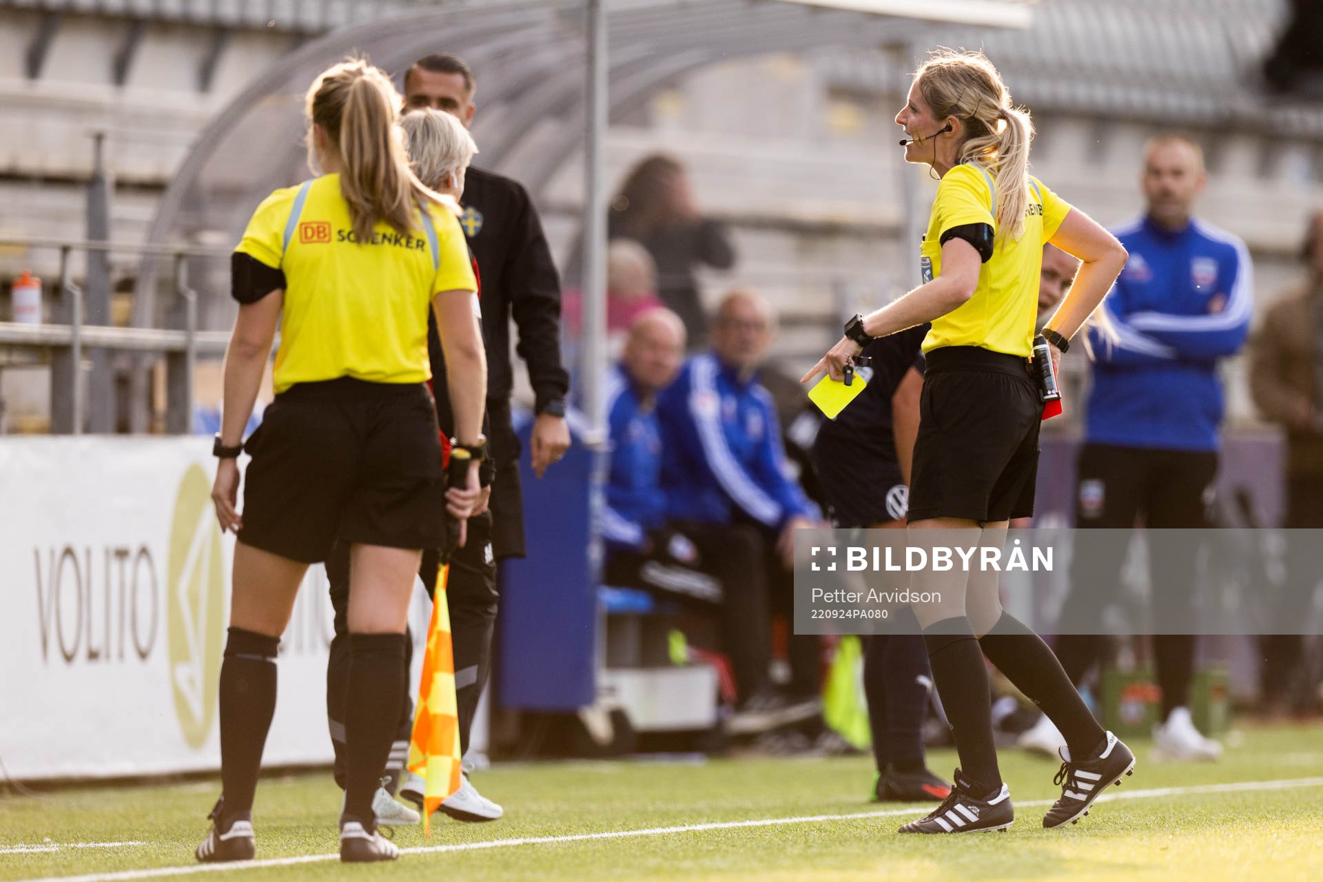 Domare Eva Svärdsudd visar ut FC Rosengårds assisterande