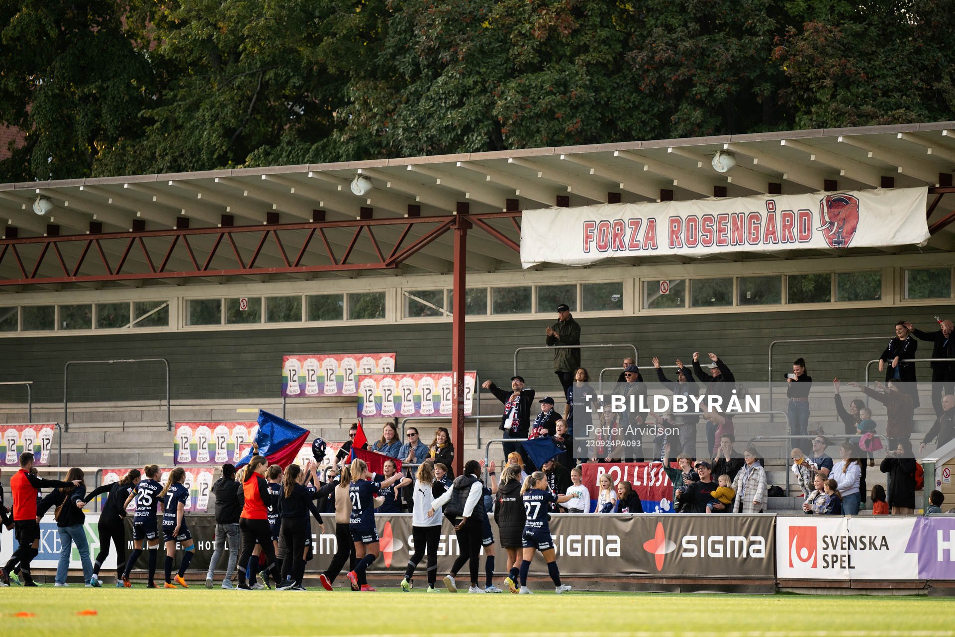 FC Rosengårds spelare jublar mot publiken
