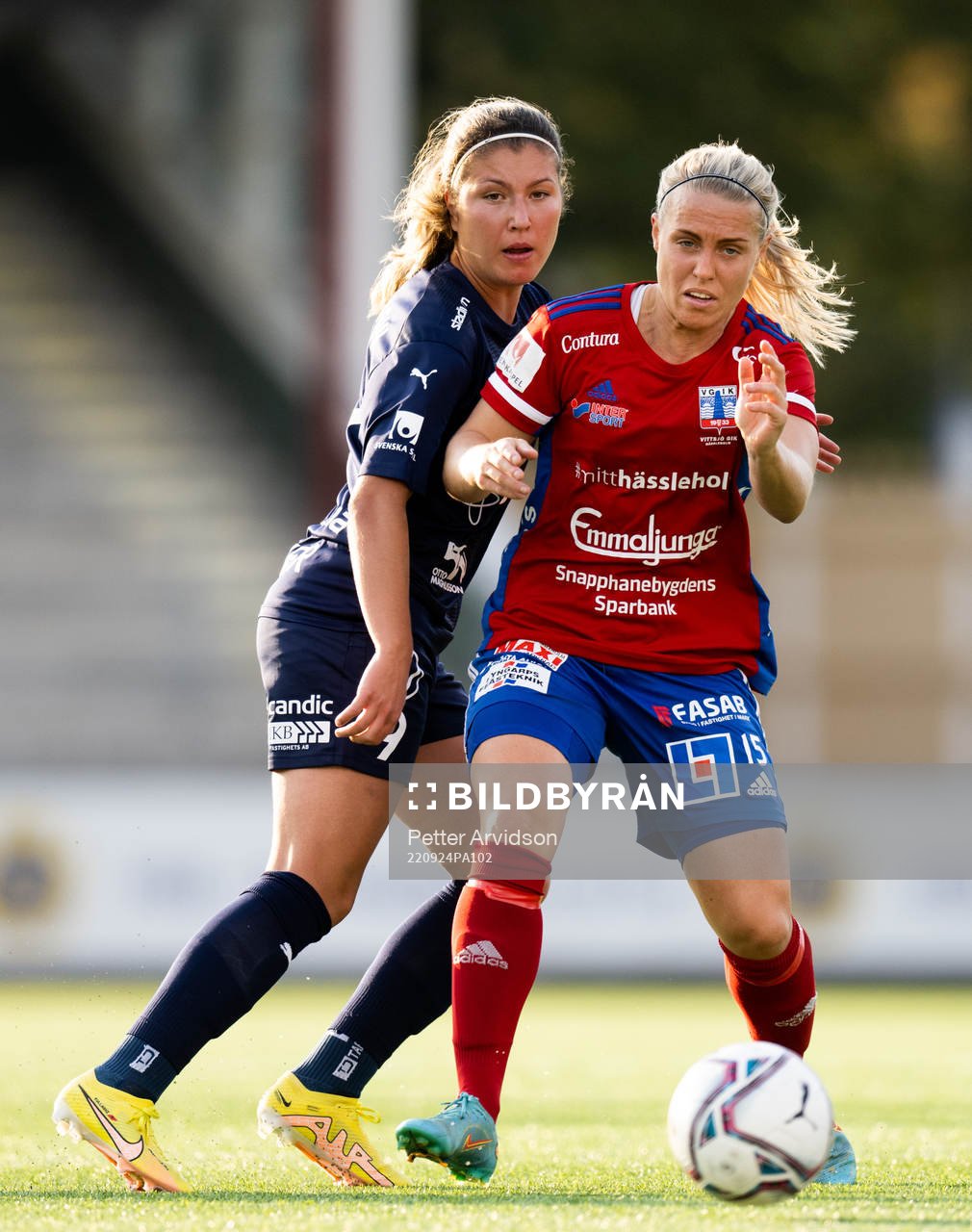 FC Rosengårds Loreta Kullashi och Vittsjös Nellie Persson under fotbollsmatchen i Damallsvenskan mellan FC Rosengård och Vittsjö den 24 september 2022 i Malmö.