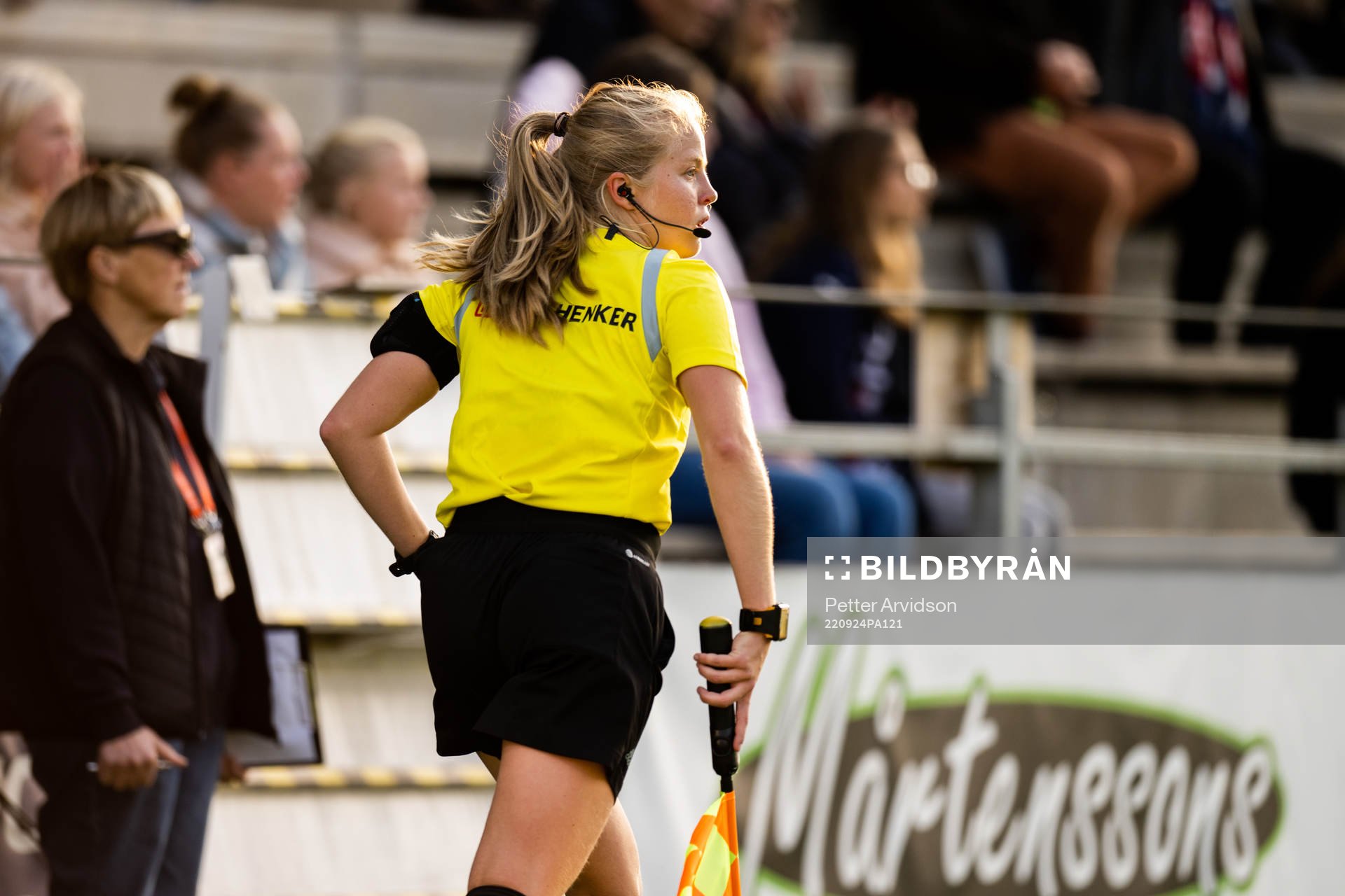 Assisterande domare Josefine Bastås under fotbollsmatchen i Damallsvenskan mellan FC Rosengård och Vittsjö den 24 september 2022 i Malmö.