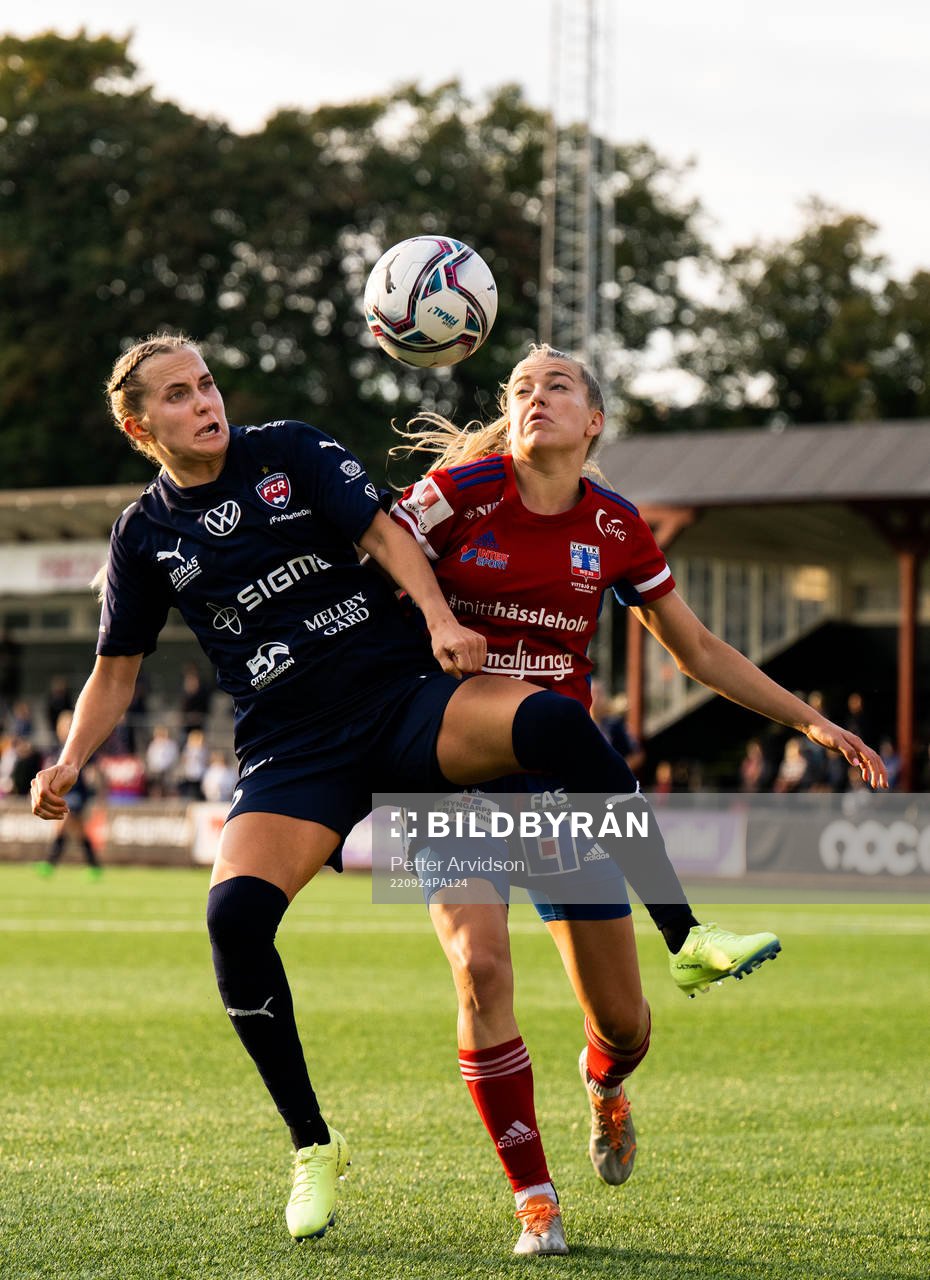 FC Rosengårds Ria Noora Minerva Öling och Vittsjös Charlotte Grant under fotbollsmatchen i Damallsvenskan mellan FC Rosengård och Vittsjö den 24 september 2022 i Malmö.