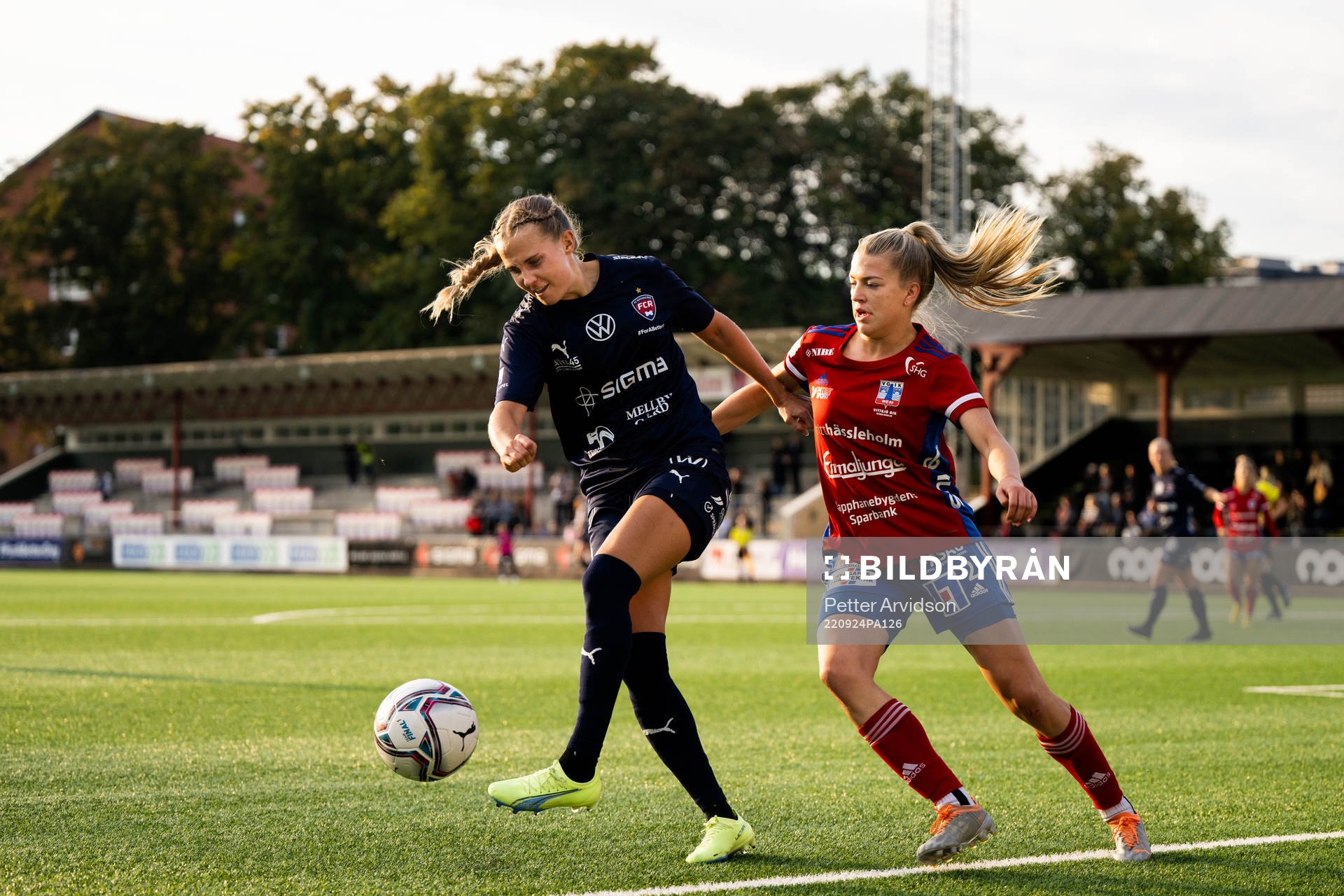 FC Rosengårds Ria Noora Minerva Öling och Vittsjös Charlotte Grant under fotbollsmatchen i Damallsvenskan mellan FC Rosengård och Vittsjö den 24 september 2022 i Malmö. 