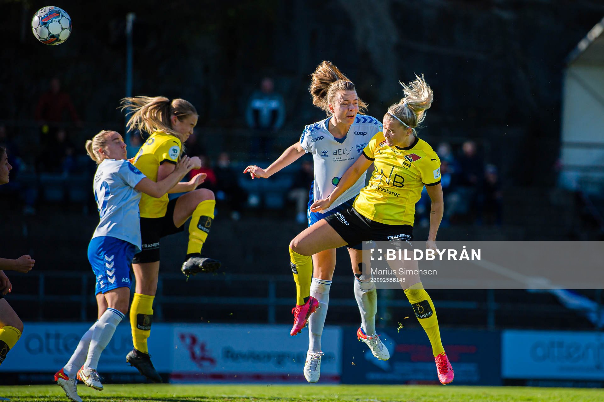 Eva Amanda Johnsson Haahr of LSK Kvinner scores the 1-1 goal