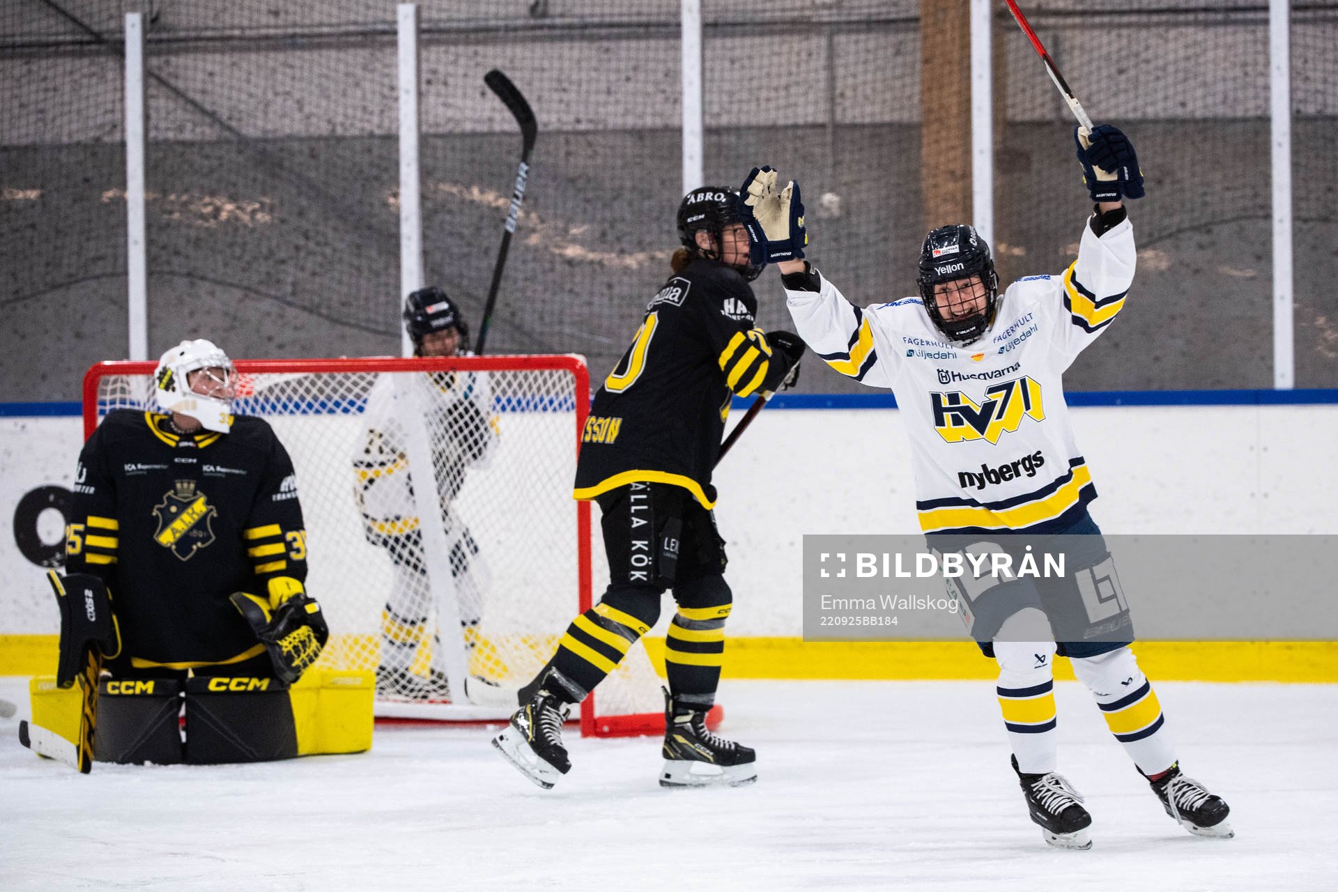 HV71s Charlotte Wittich jublar
