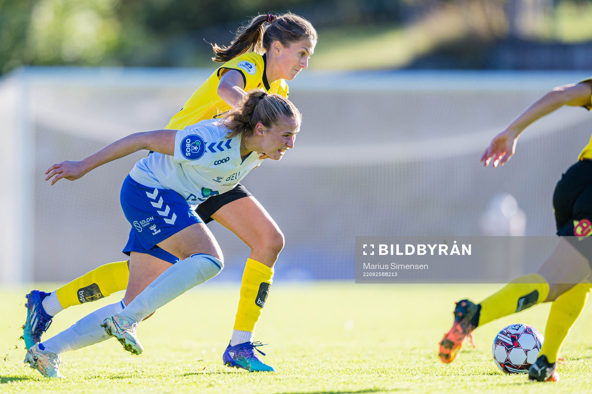 Emma Stølen Godø of LSK Kvinner and Tonje Pedersen of Kolbotn during the Toppserien football match between Kolbotn and LSK Kvinner on September 25, 2022 in Oslo.