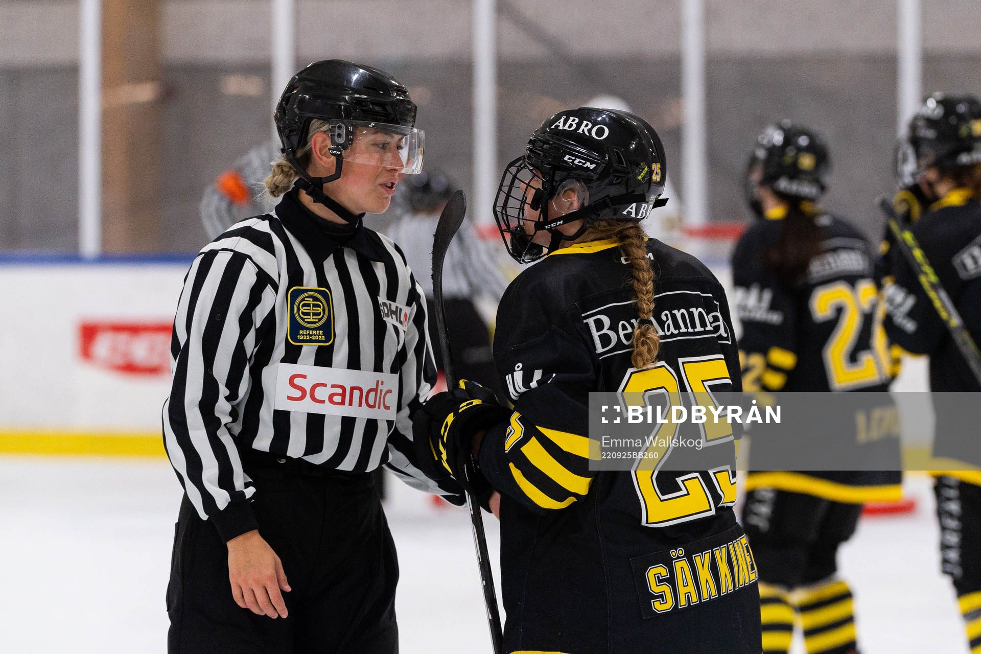 AIKs Sara Säkkinen i samtal med linjedomare Alexandra Köhl