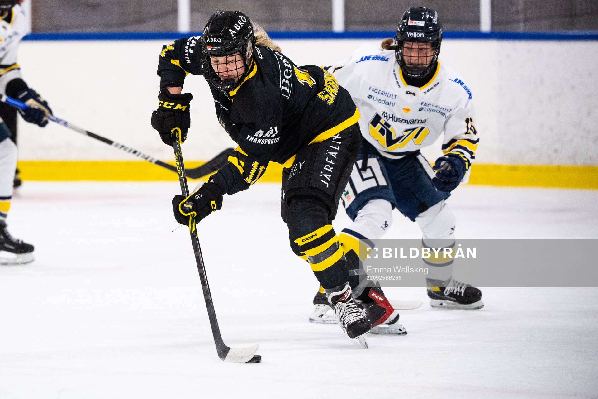 AIKs Agata Sarnovska och HV71s Kajsa Armborg