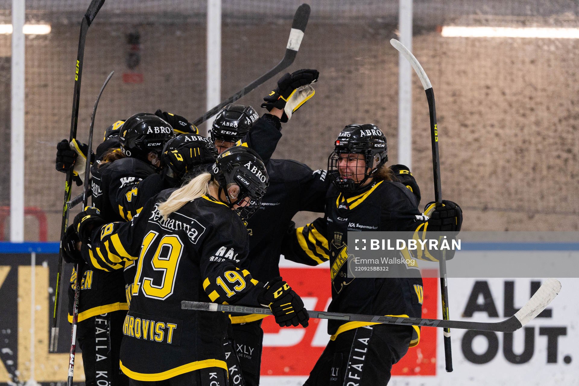 AIKs spelare jublar med Sara Säkkinen