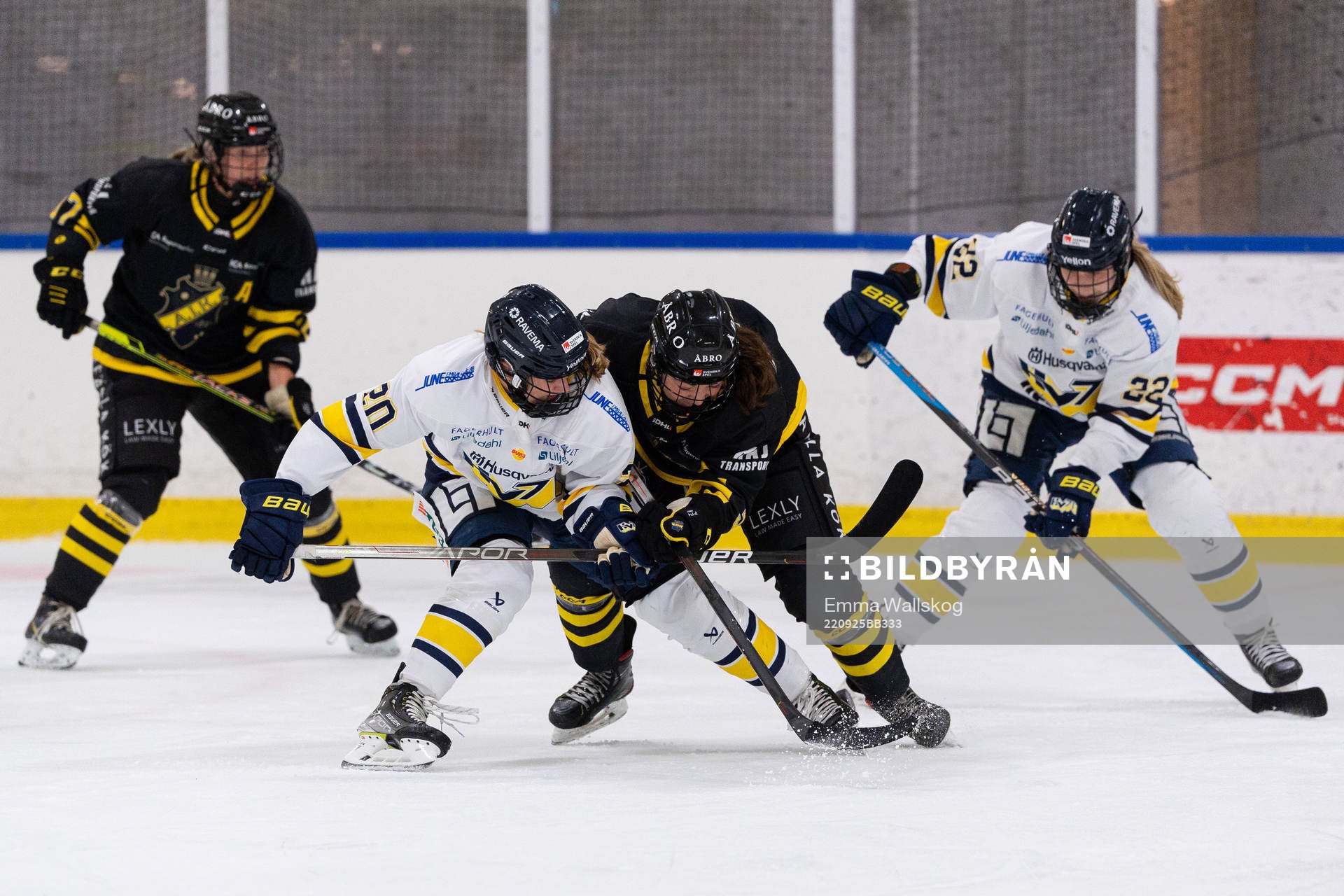 HV71s Karoline Pedersen och AIKs Moa Söderholm