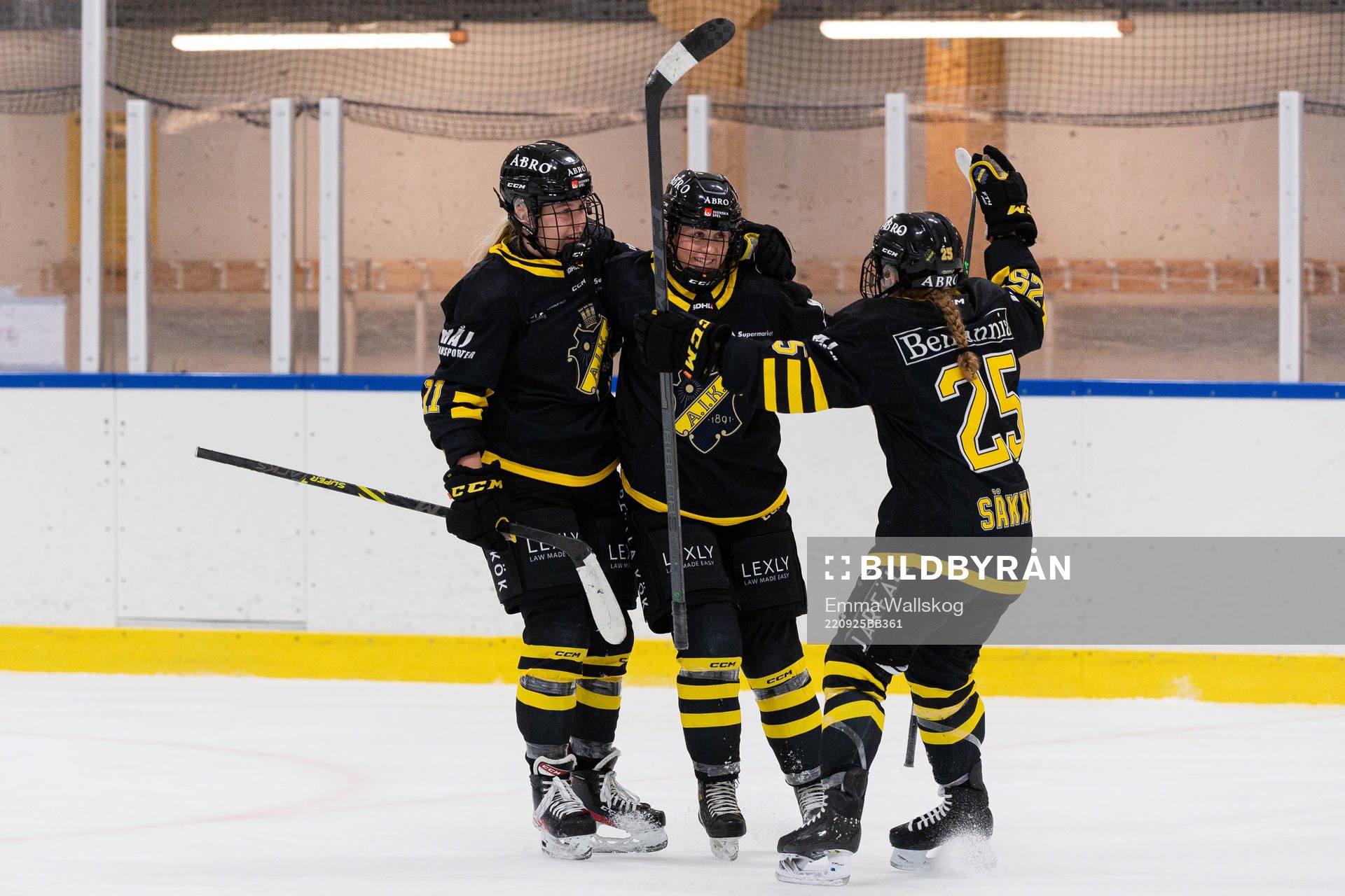 AIKs Agata Sarnovska, Lotte Pedersen och Sara Säkkinen