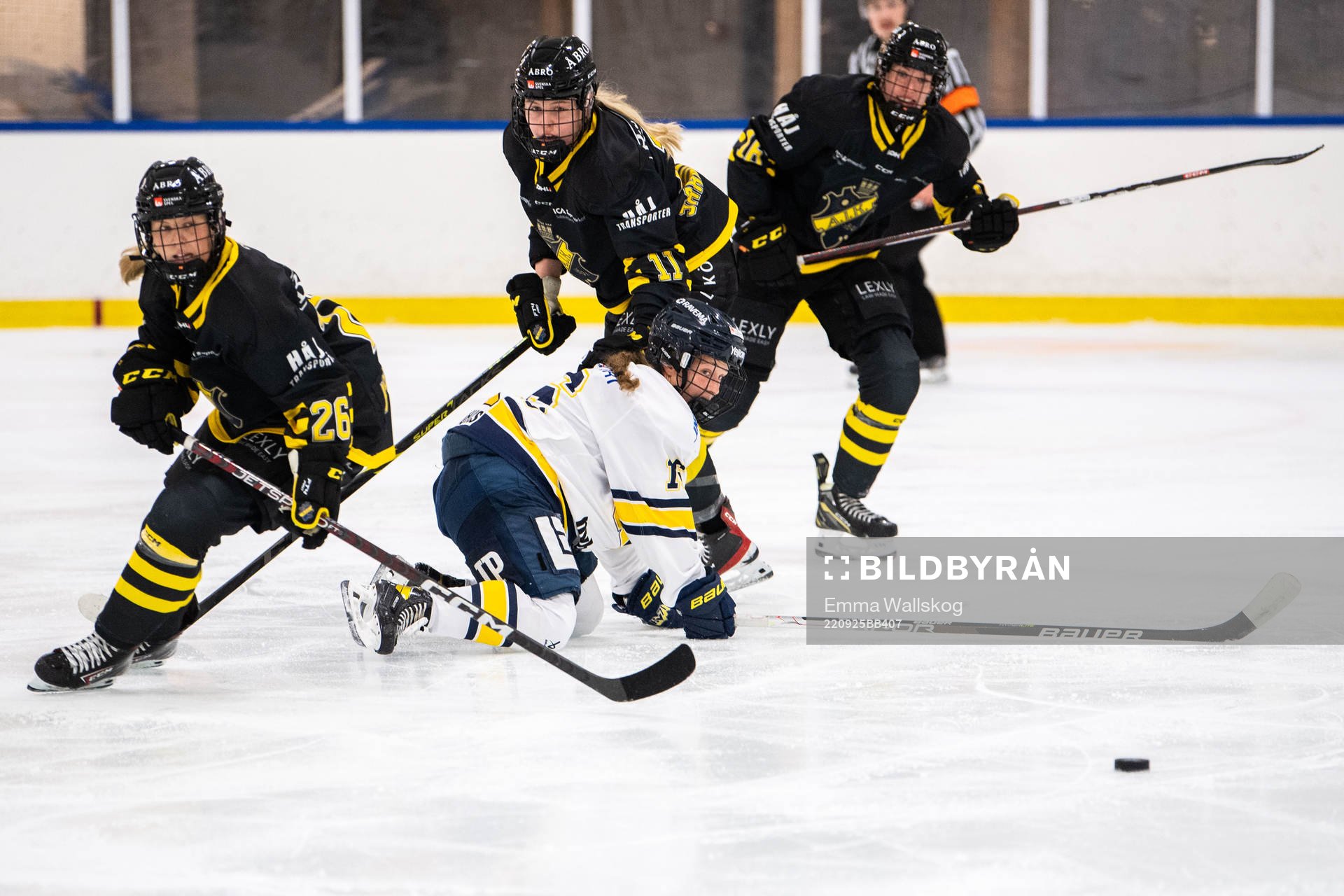 AIKs Alva Hellqvist och Agata Sarnovska och HV71s Kajsa