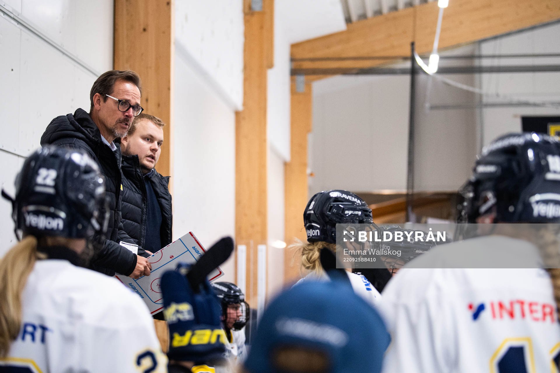 HV71s tränare Peter Hammarström och tränare Axel Nyberg