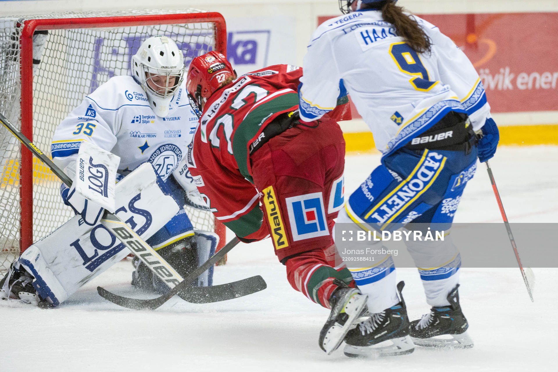 Modos Jaycee Magwood gör 2-1 bakom Leksands målvakt Emma