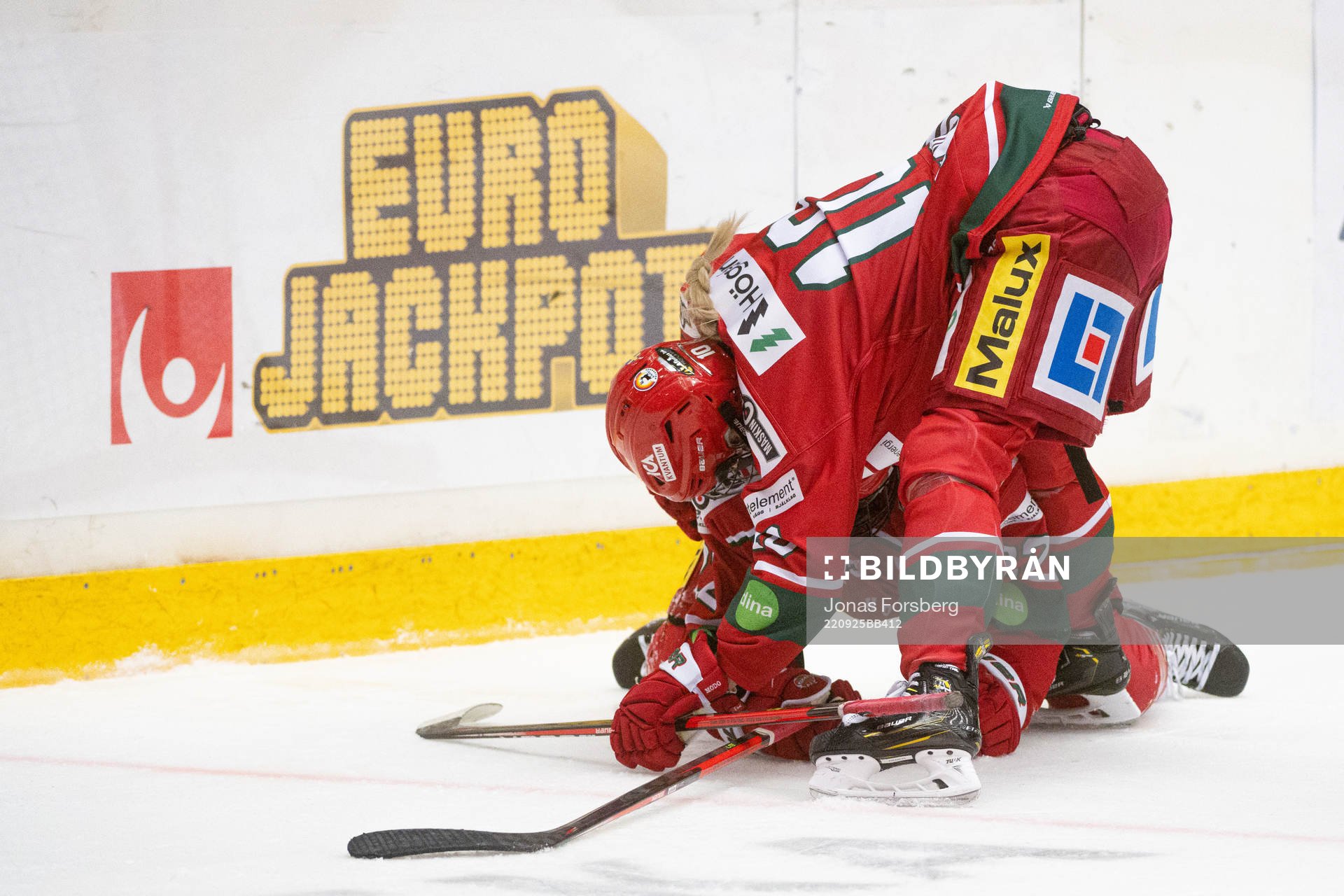 Modos Jaycee Magwood och Wilma Sundin jublar