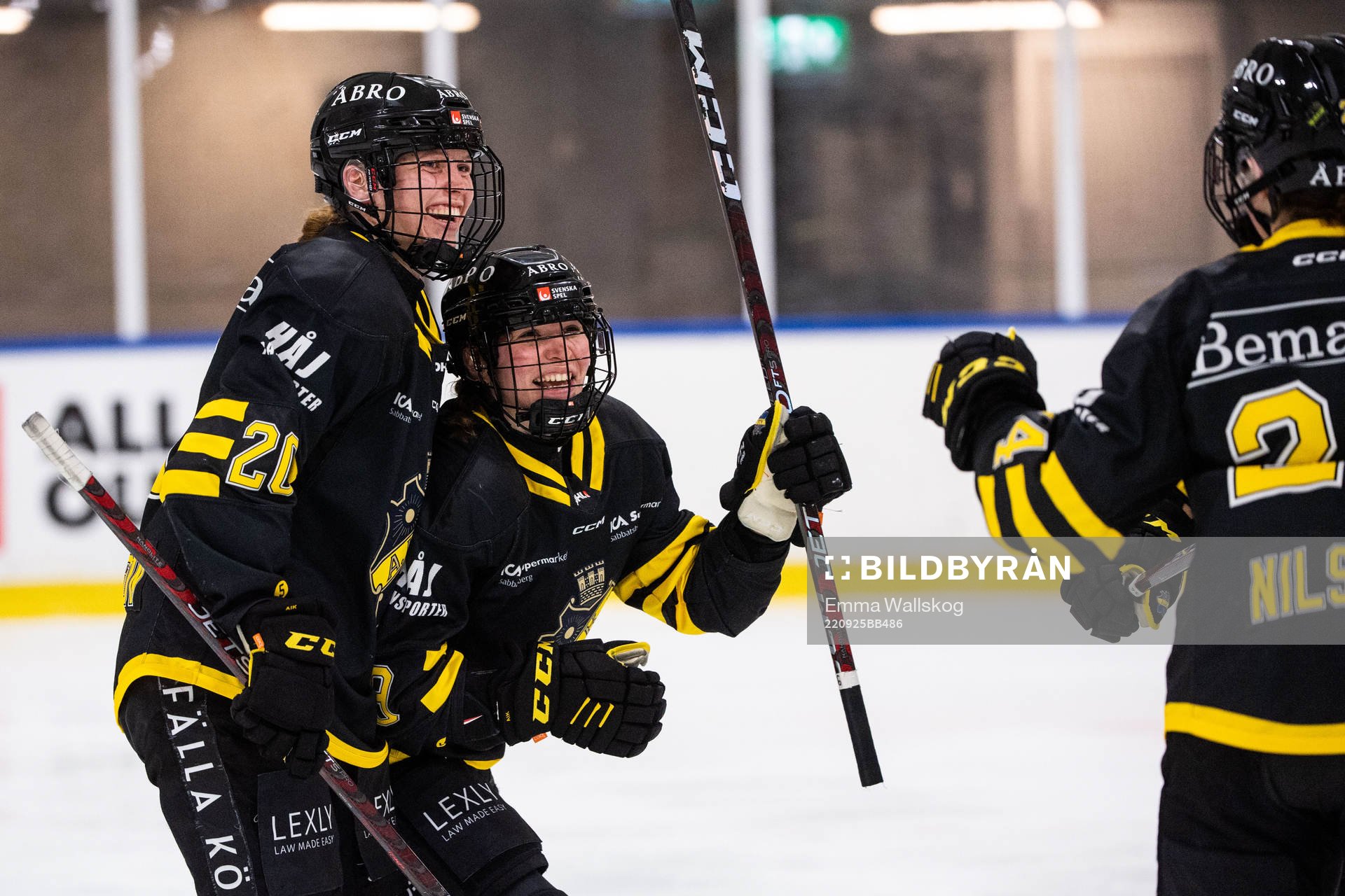 AIKs Emma Eriksson och Rebeka Sadecka jublar