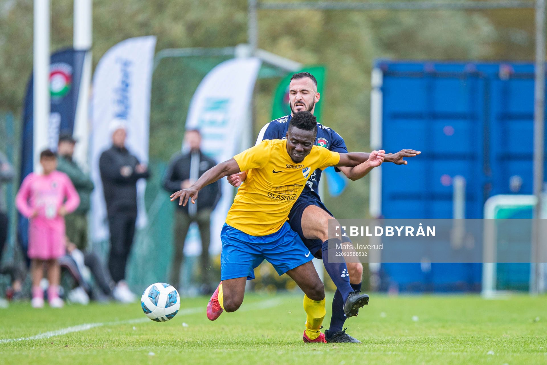 Klagshamns Jonathan Nwabunwanne Reuben och FC Trelleborgs Alban Merovci under fotbollsmatchen i Divison 4 Sydvästra mellan FC Trelleborg och Klagshamn den 25 september 2022 i Trelleborg.