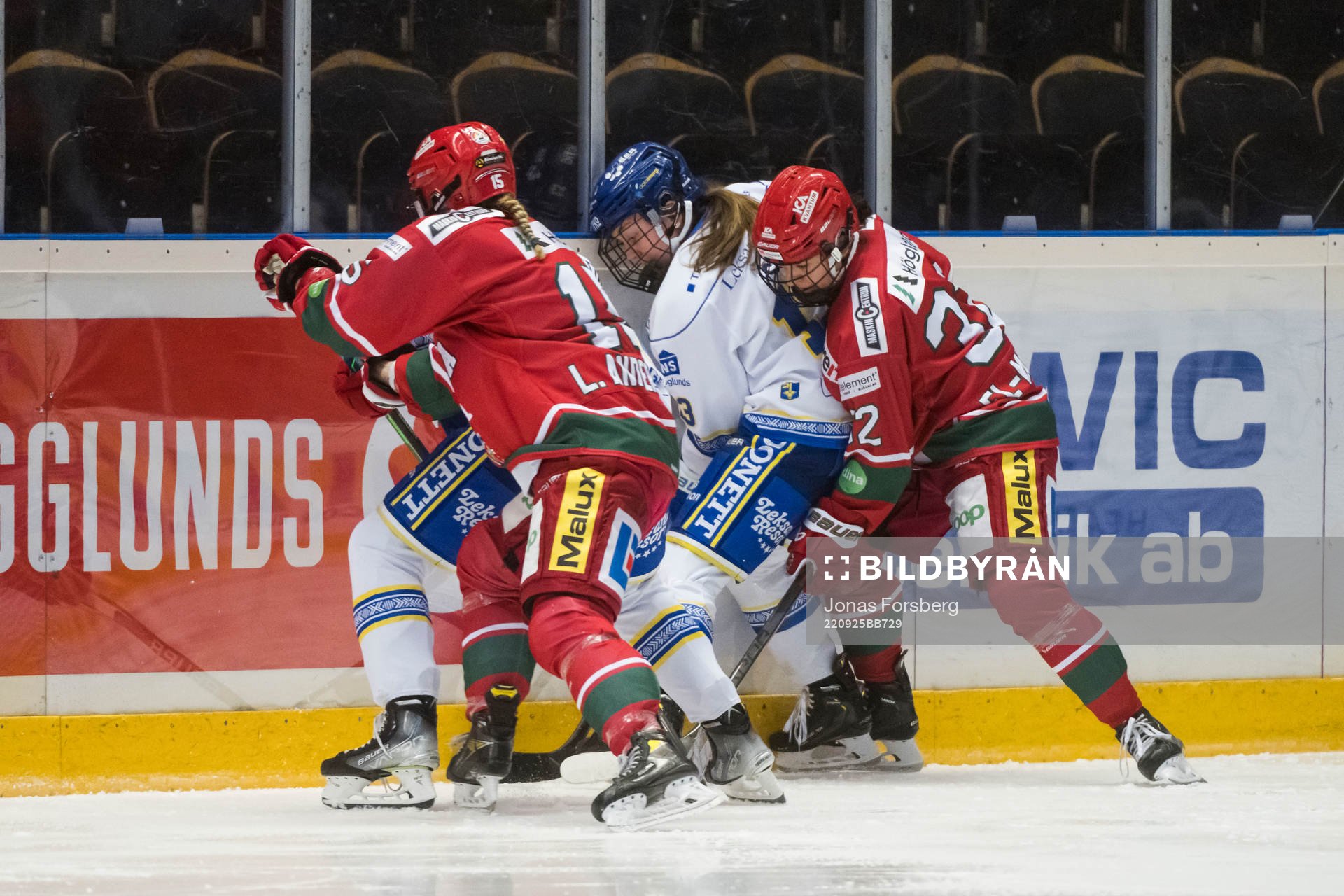 Leksands Hanna Sköld hålls fast av Modos Mariam