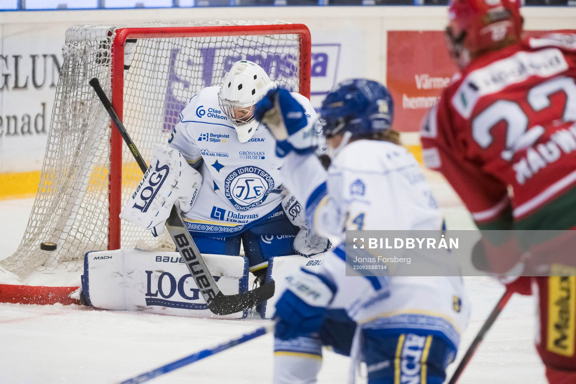 Leksands målvakt Emma Polusny räddar pucken