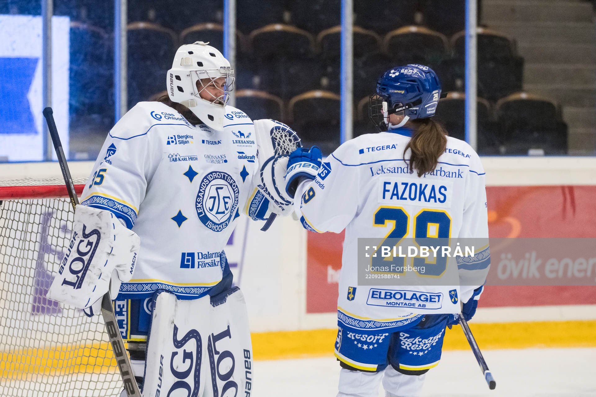 Leksands målvakt Emma Polusny jublar med Annika Fazokas