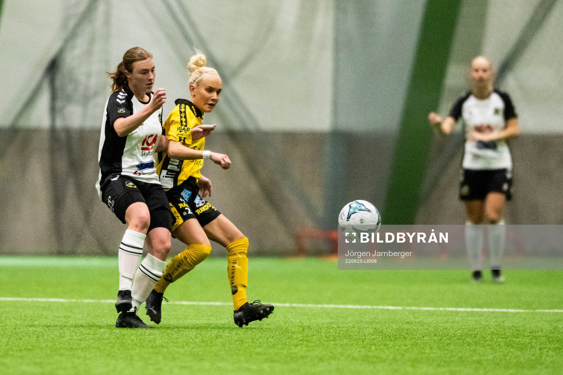 Skultorps Rebecka Arnsteg Danielsson och Elfsborgs Tea Skoglund under fotbollsmatchen i Div 2 Mellersta Götaland mellan Elfsborg och Skultorp den 25 september 2022 i Borås.