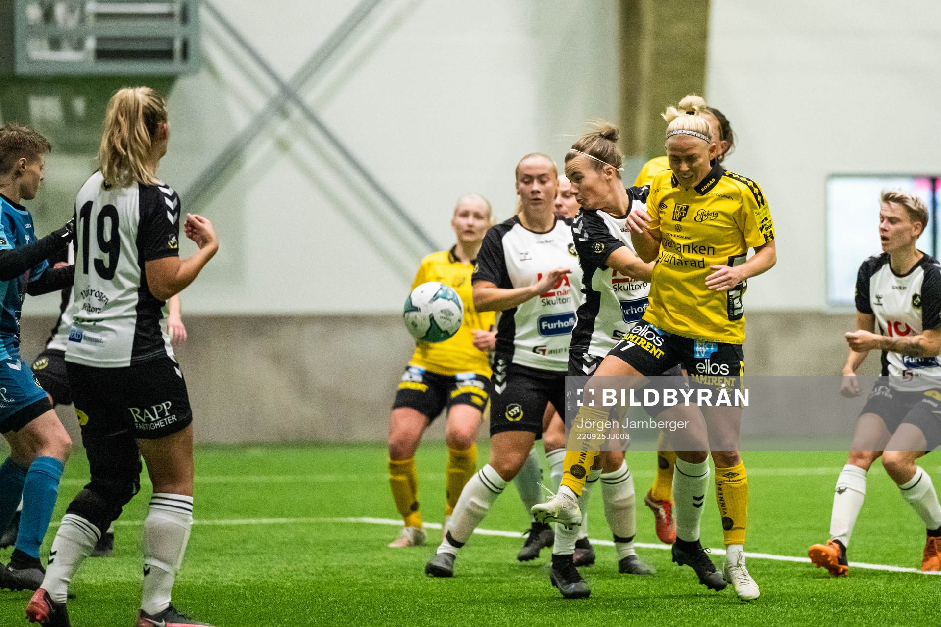 Elfsborgs Sara Jardving i kamp i Skultorps straffområde