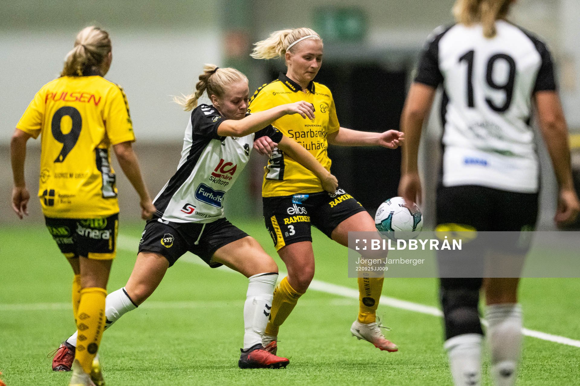 Skultorps Michelle Lundgren och Elfsborgs Fanny Johansson under fotbollsmatchen i Div 2 Mellersta Götaland mellan Elfsborg och Skultorp den 25 september 2022 i Borås.