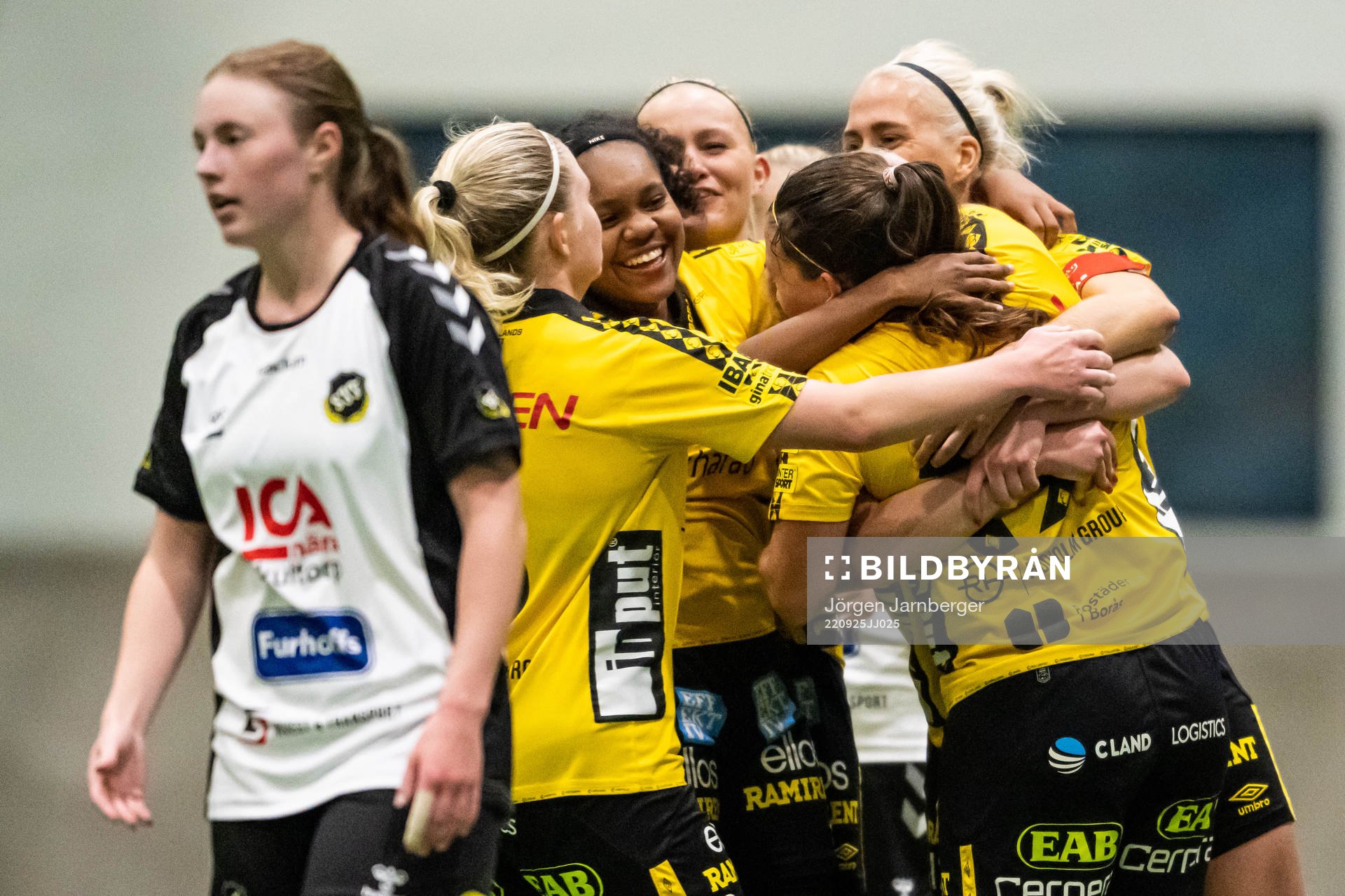Elfsborgs spelare jublar efter att Johanna Kalinski Köhlqust gjort 2-2 under fotbollsmatchen i Div 2 Mellersta Götaland mellan Elfsborg och Skultorp den 25 september 2022 i Borås.