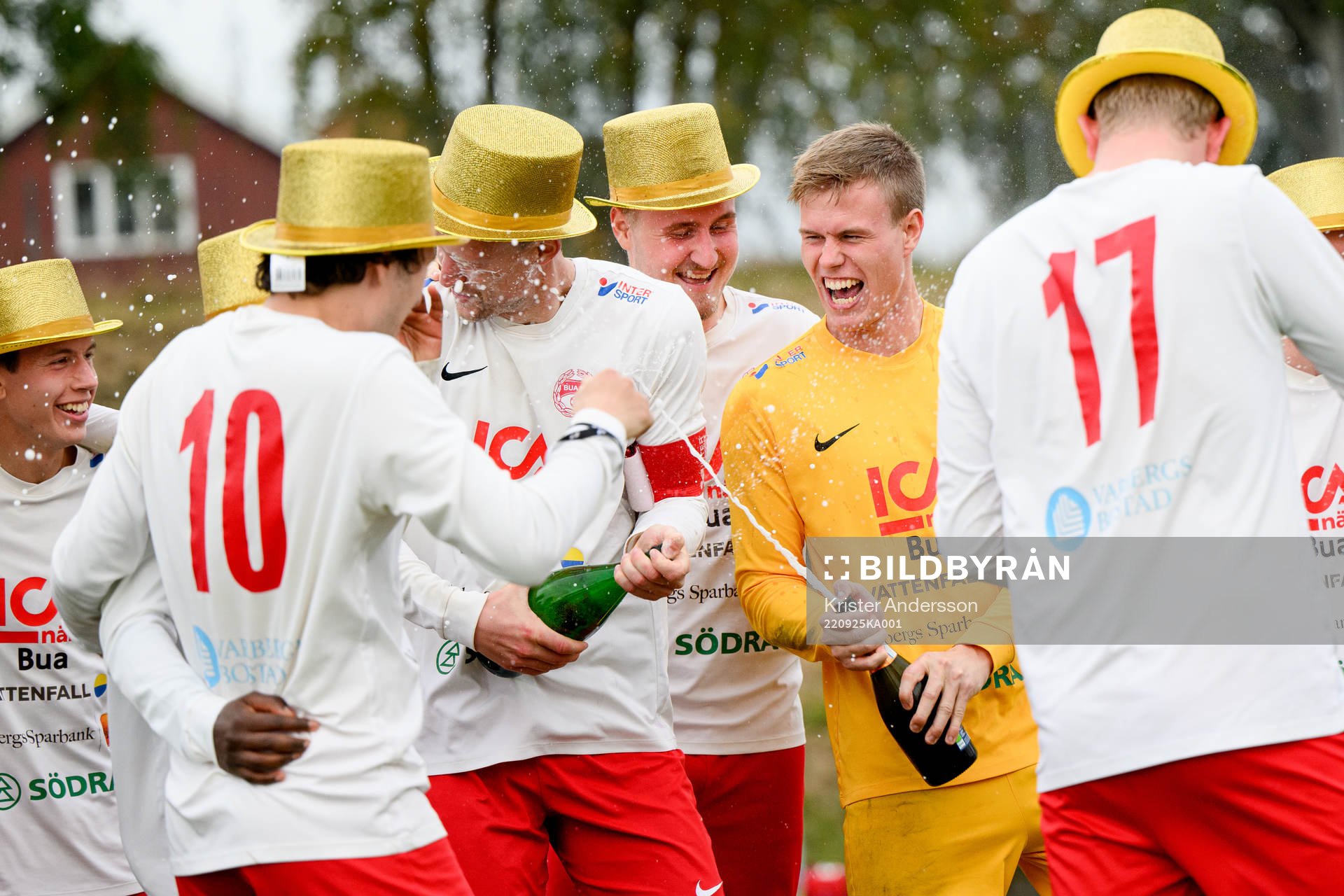 Buas målvakt Jacob Olsson jublar med laget efter fotbollsmatchen i division 6 Norra Halland mellan Veddige och Bua den 25 september 2022 i Veddige. 