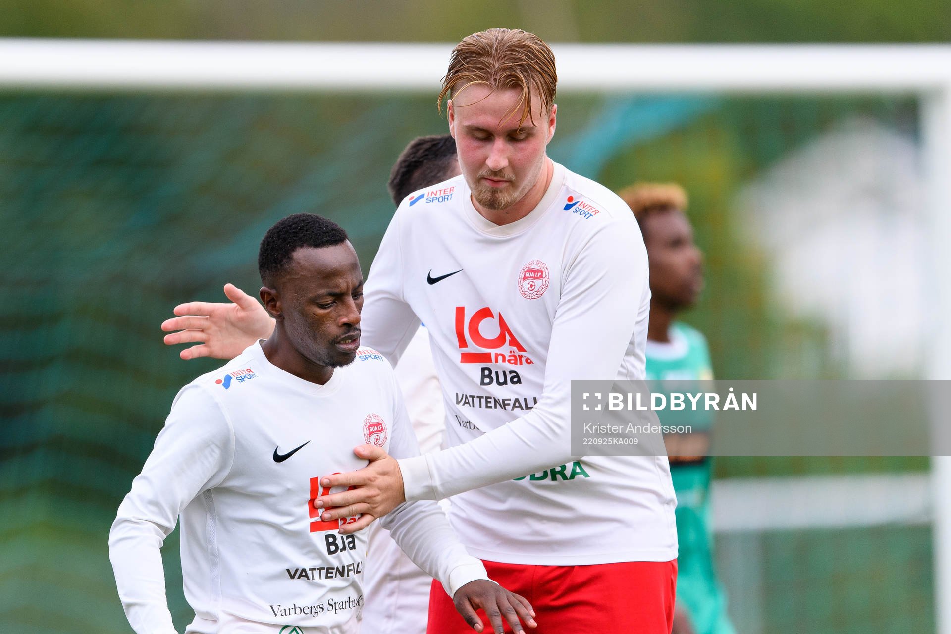 Buas Isaac Armel Yamuremye jublar med Rasmus Nilsson under fotbollsmatchen i division 6 Norra Halland mellan Veddige och Bua den 25 september 2022 i Veddige.