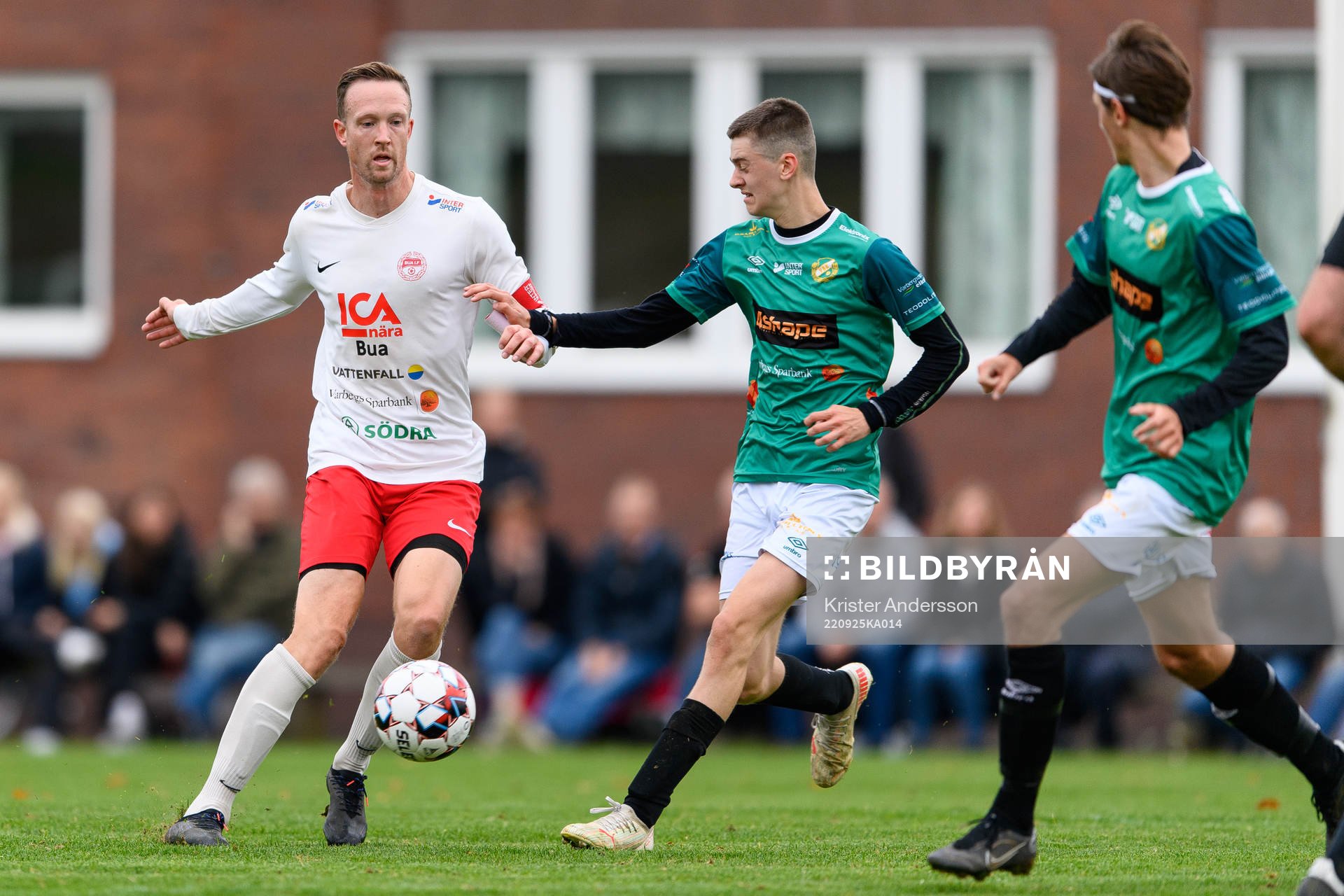 Buas Niklas Hansson under fotbollsmatchen i division 6 Norra Halland mellan Veddige och Bua den 25 september 2022 i Veddige. 